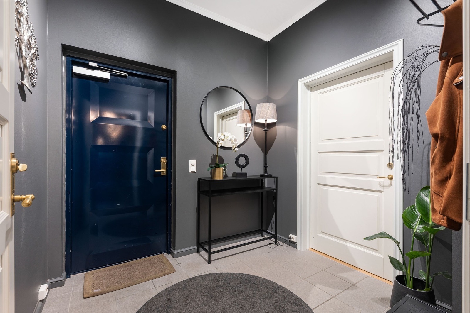 Inngangspartiet er romslig og har plass til oppbevaring av yttertøy og sko. Adkomst til stor bod. Galleribilde