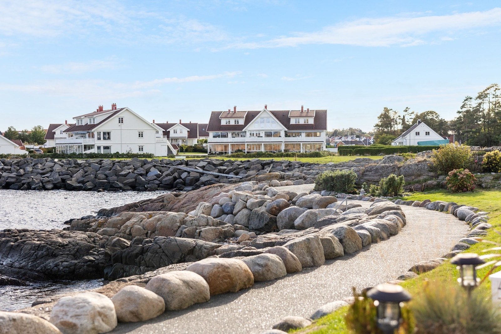 Det er etablert gangveier langs sjøen og i området. Galleribilde
