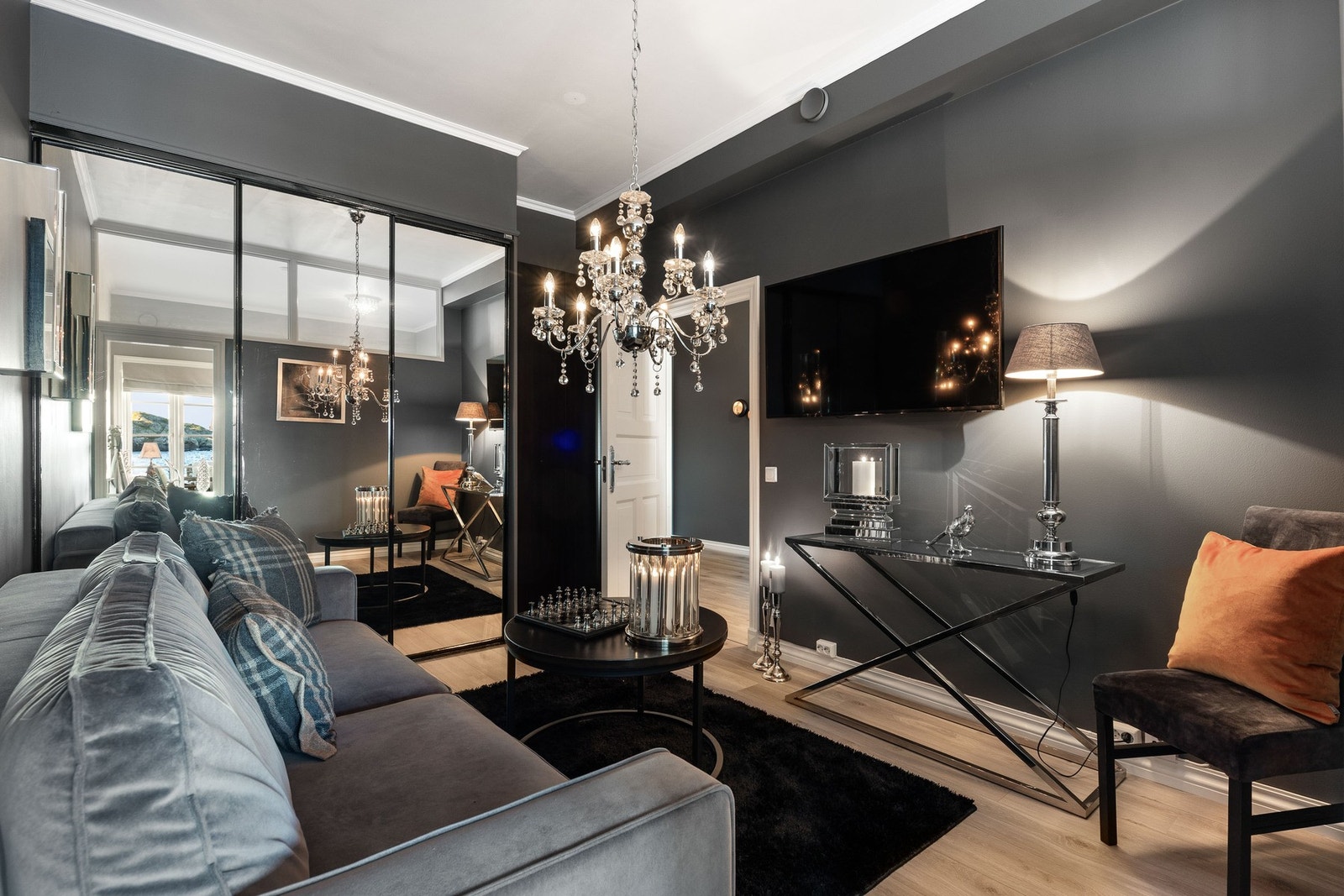 Rommet har stor skyvedørsgarderobe med speilfronter som skaper god romfølelse. Vegg mellom soverommene har glassflater og glassdør som gir rommet lys. Galleribilde