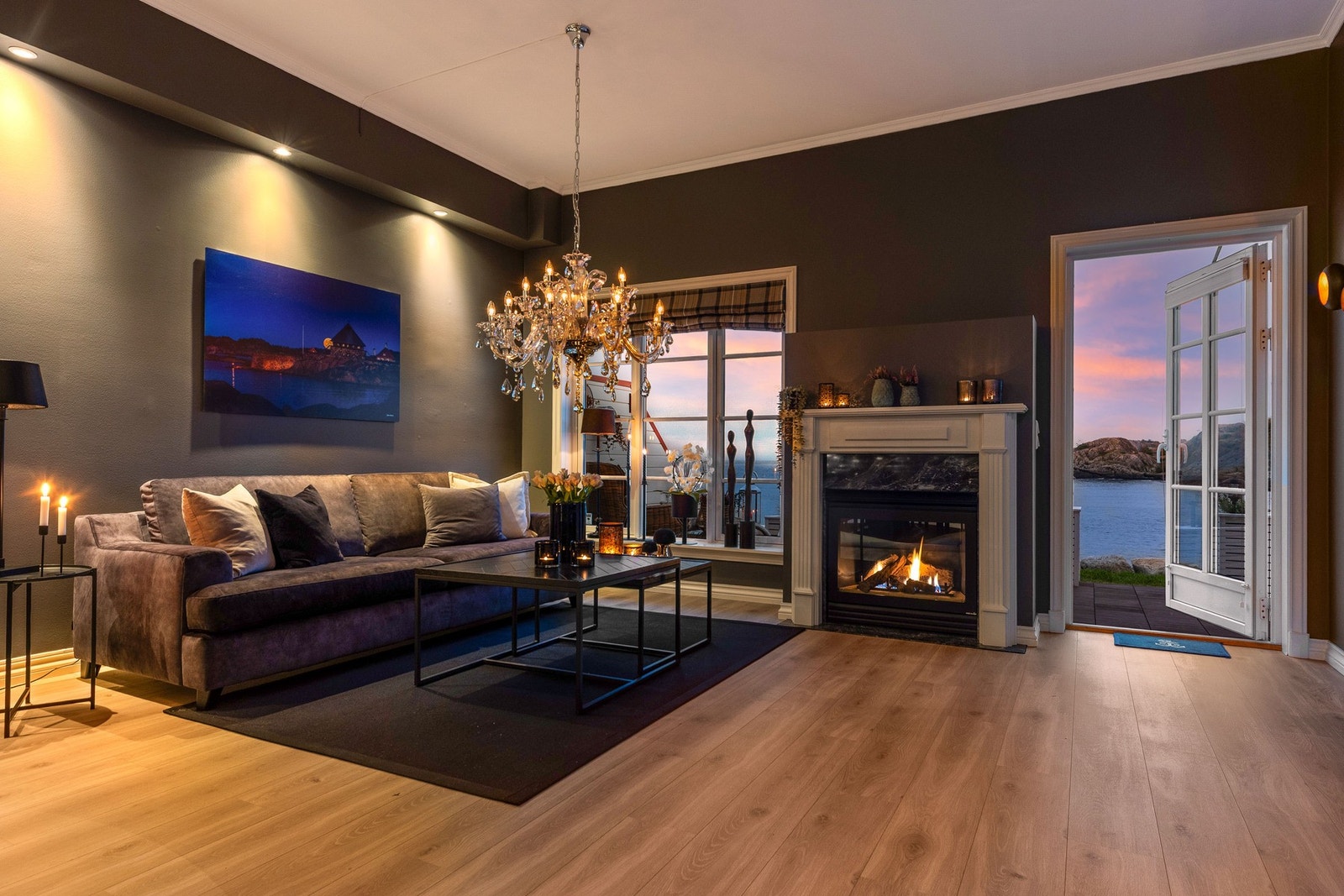 Stor stue med gasspeis som skaper både stemning og varme på kalde dager. Utgang til terrassen fra stuen. Galleribilde