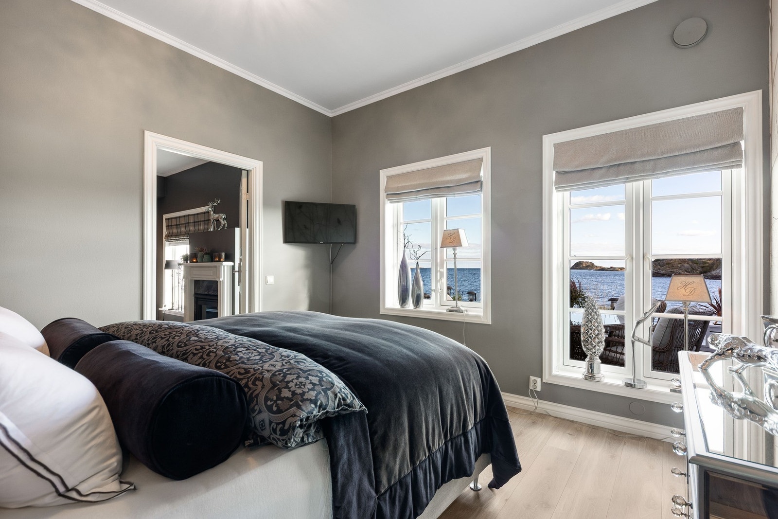 Soverommet med plass til dobbeltseng, nattbord og oppbevaringsmøbler. Store vinduer med nydelig sjøutsikt. Galleribilde