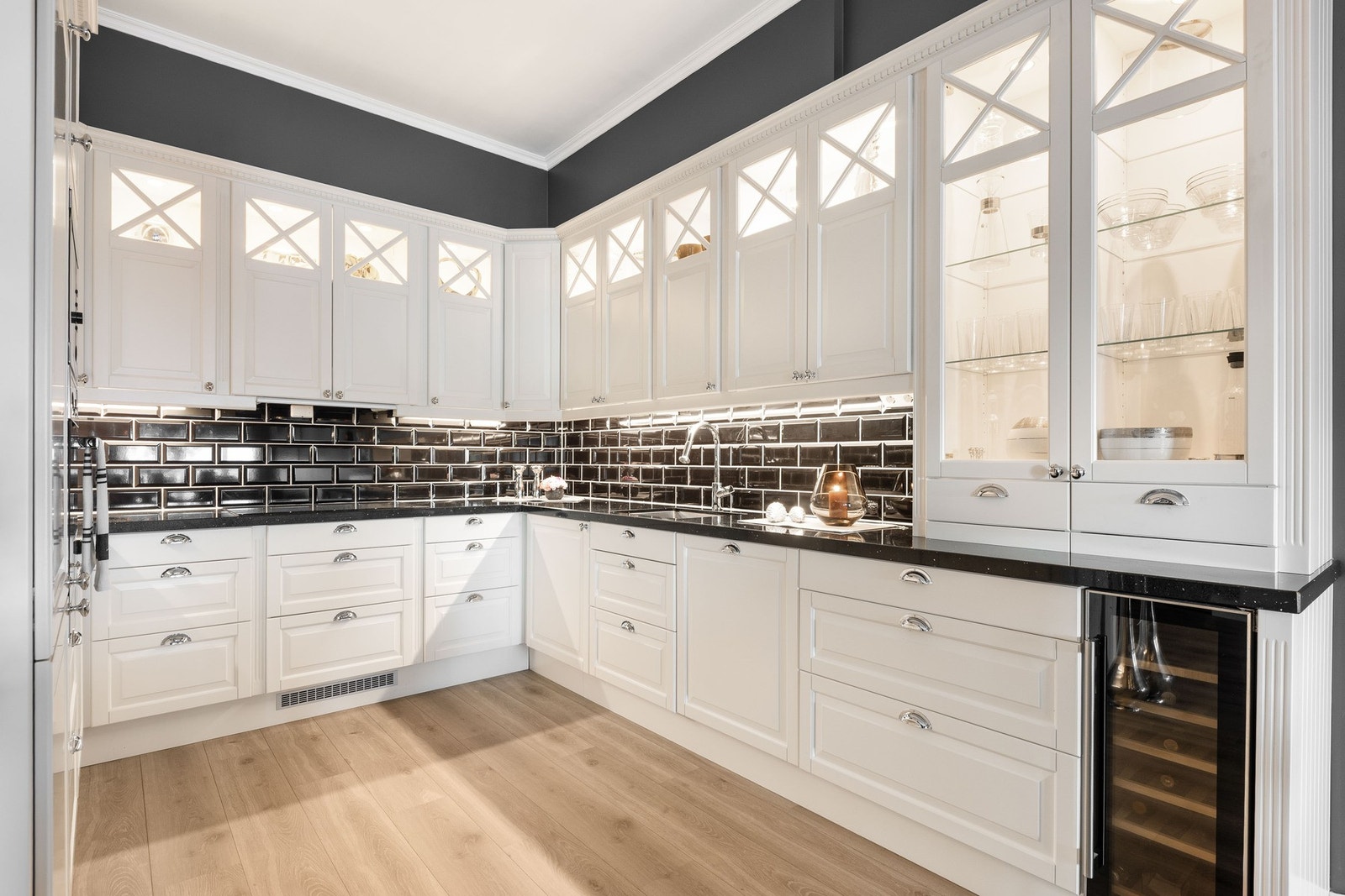 Kjøkkenet har integrerte hvitevarer. Romslige glasskap og vinskap. Galleribilde