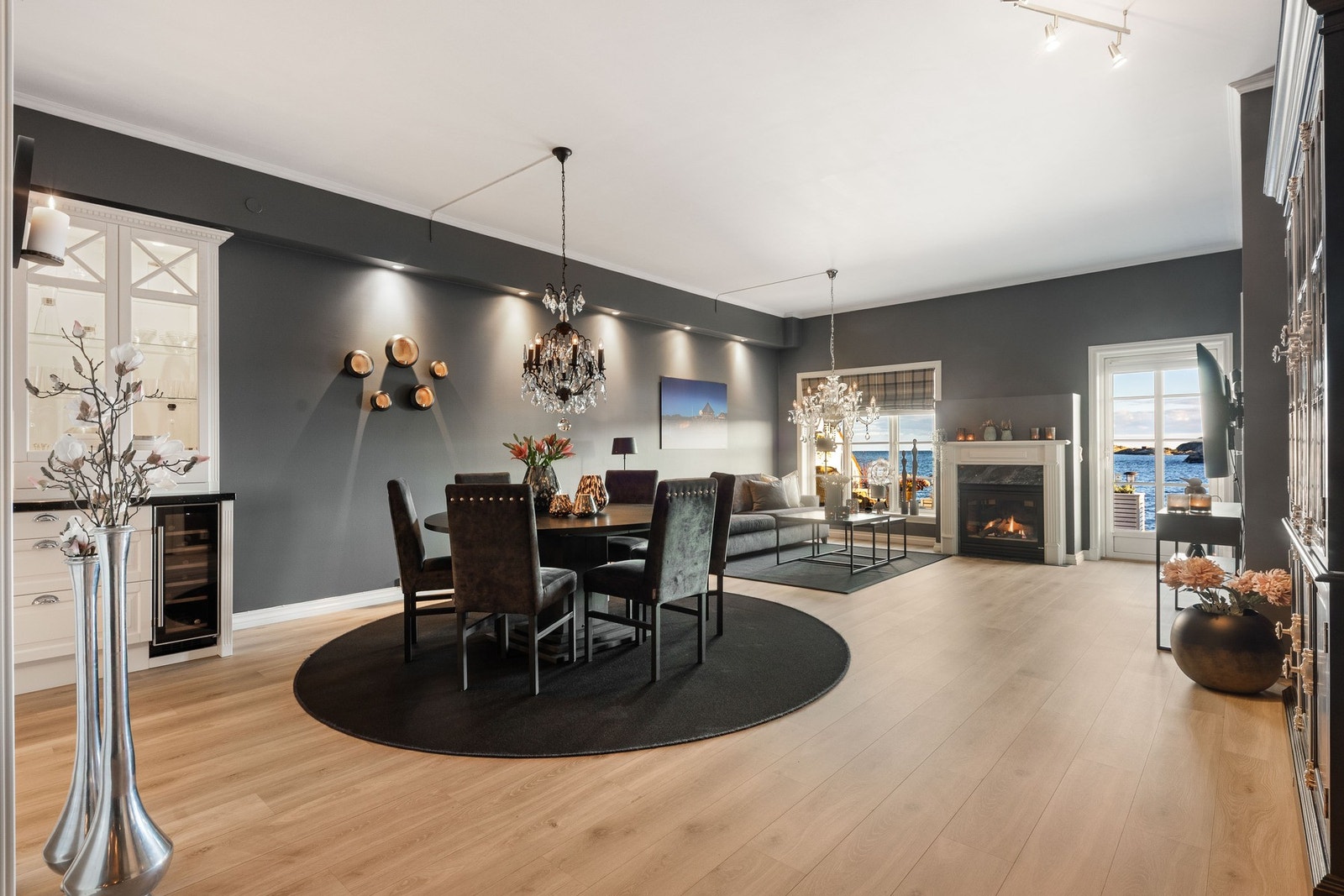 Den åpne stuen har god plass til både spisestue og sofagruppe. Galleribilde