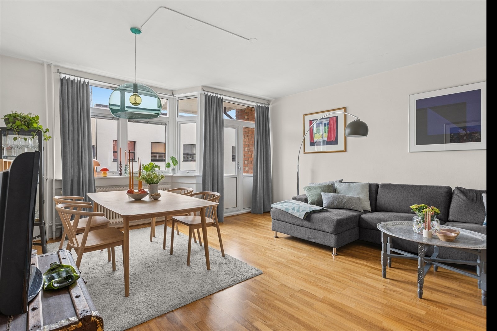 Stuen har store vindusflater som slipper inn rikelig med dagslys og gir rommet en luftig atmosfære Galleribilde