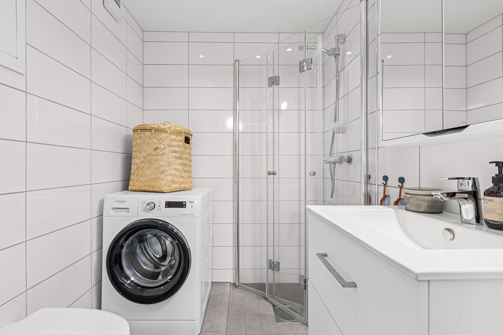 Badet ble renovert i regi av borettslaget i 2023 med flislagte overflater og gulvvarme Galleribilde