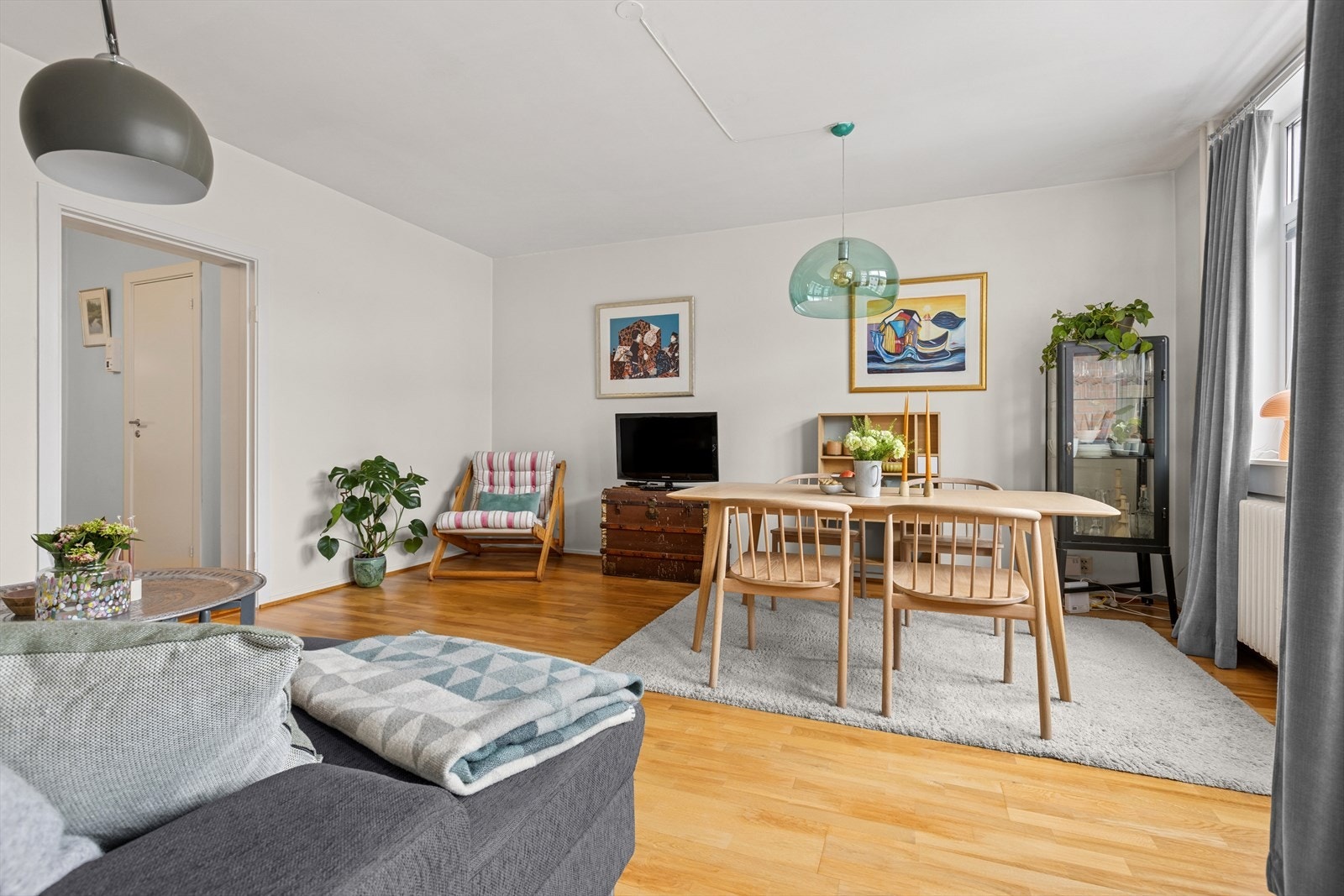 Stuen er møbleringsvennlig med god plass til både sofakrok og spisegruppe Galleribilde