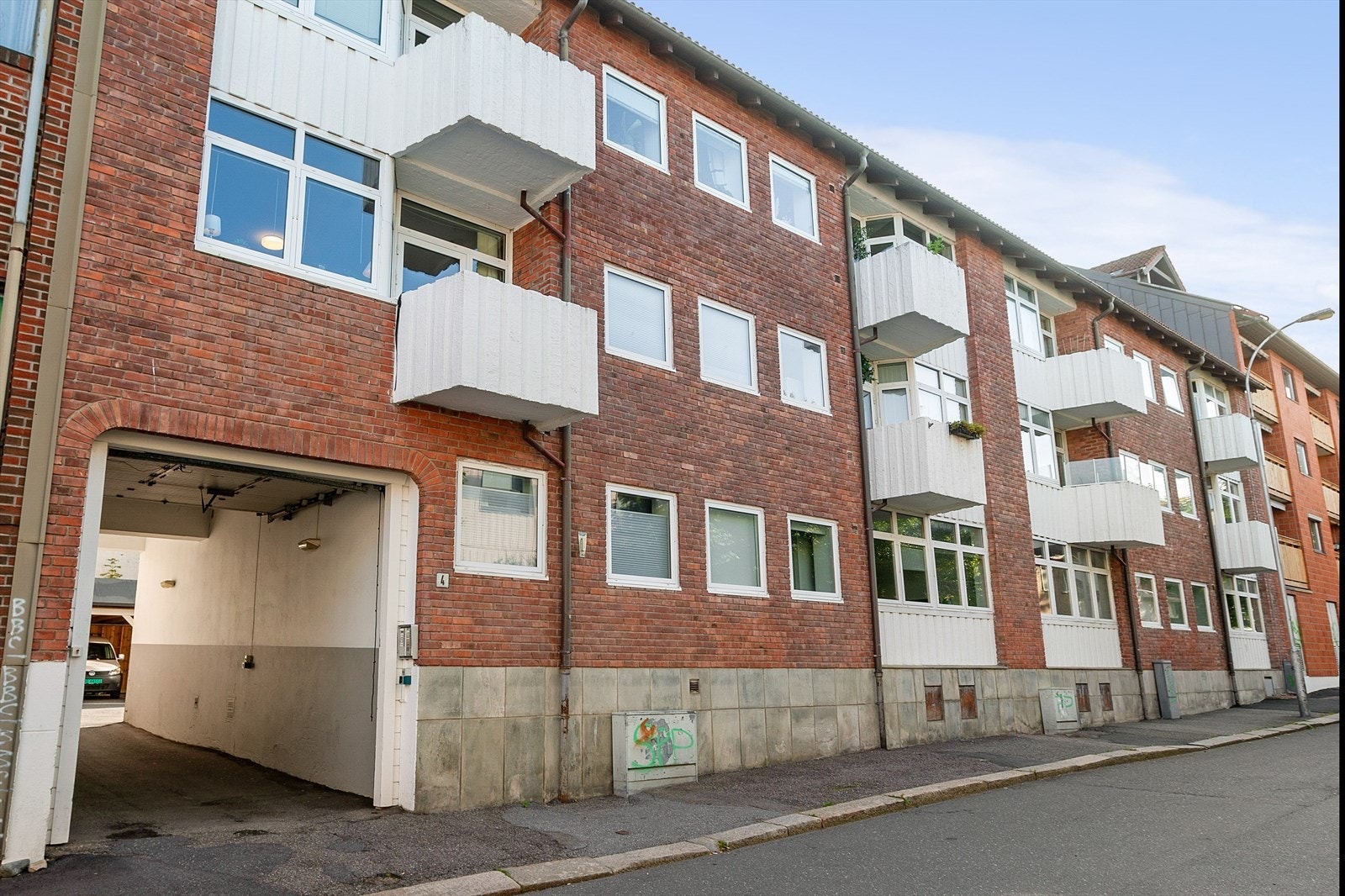 Leiligheten ligger i 2. etasje og har utgang fra stuen til en solrik vestvendt balkong - Her bor du svært sentralt med tusleavstand til bl.a. Torvbyen kjøpesenter og Fredrikstad bussterminal Galleribilde