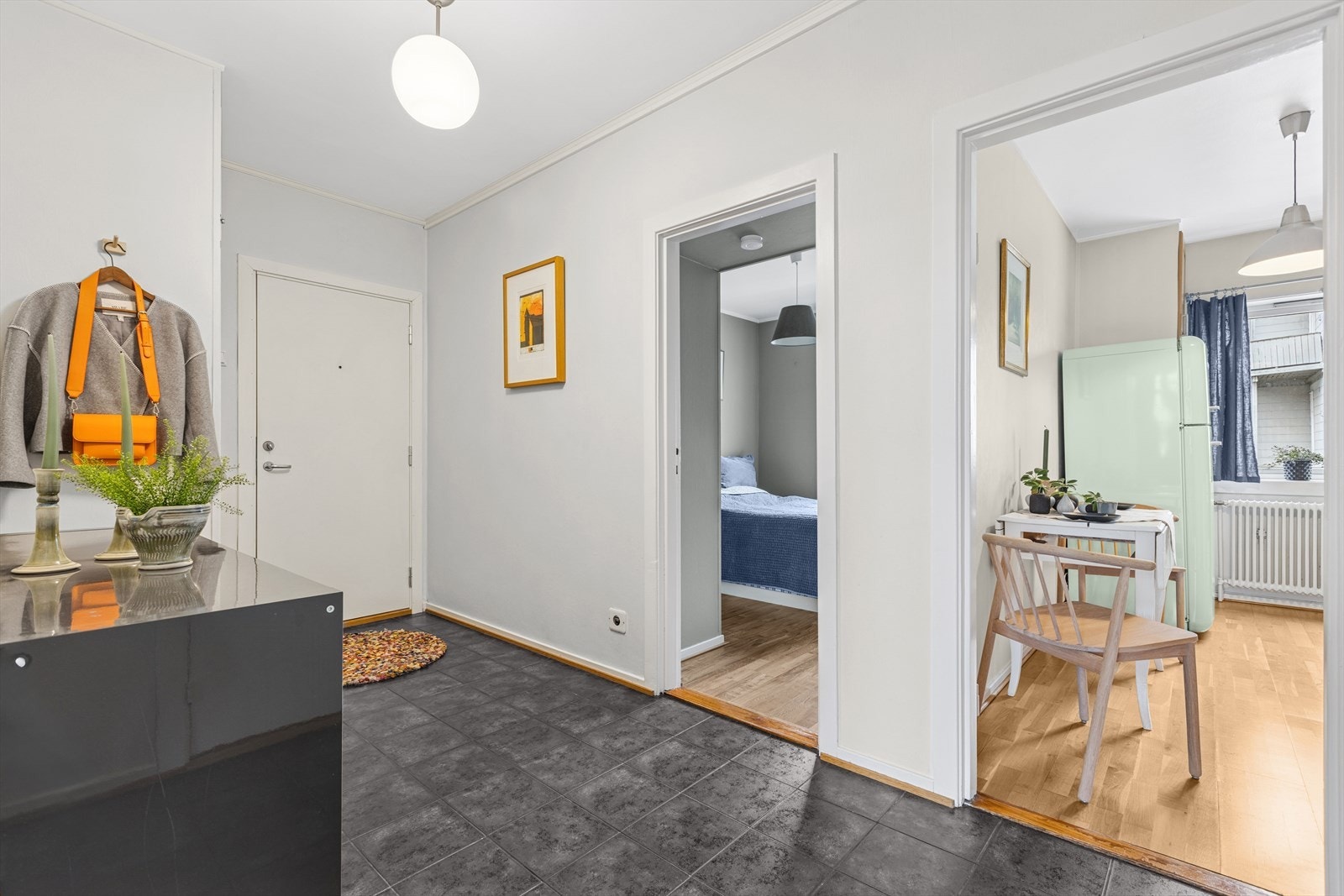 Fra entreen har du tilgang til badet, soverommet og kjøkkenet Galleribilde