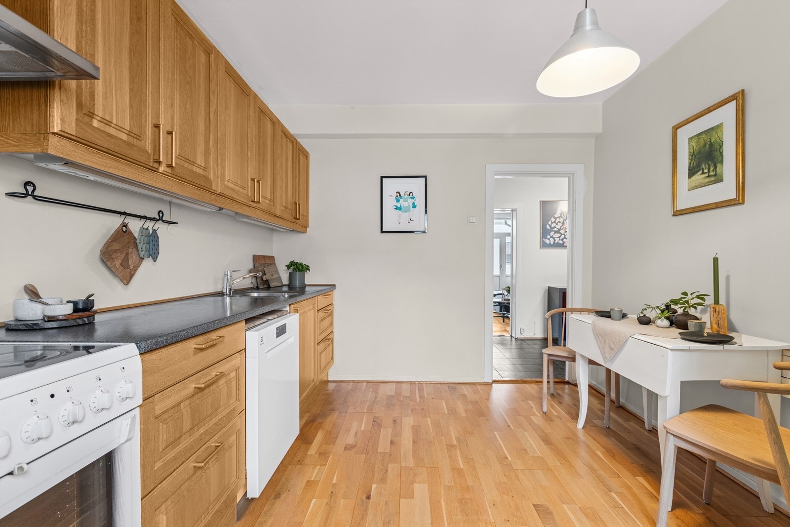 Kjøkkenet er romslig og har en profilert innredning med trehvite fronter Galleribilde