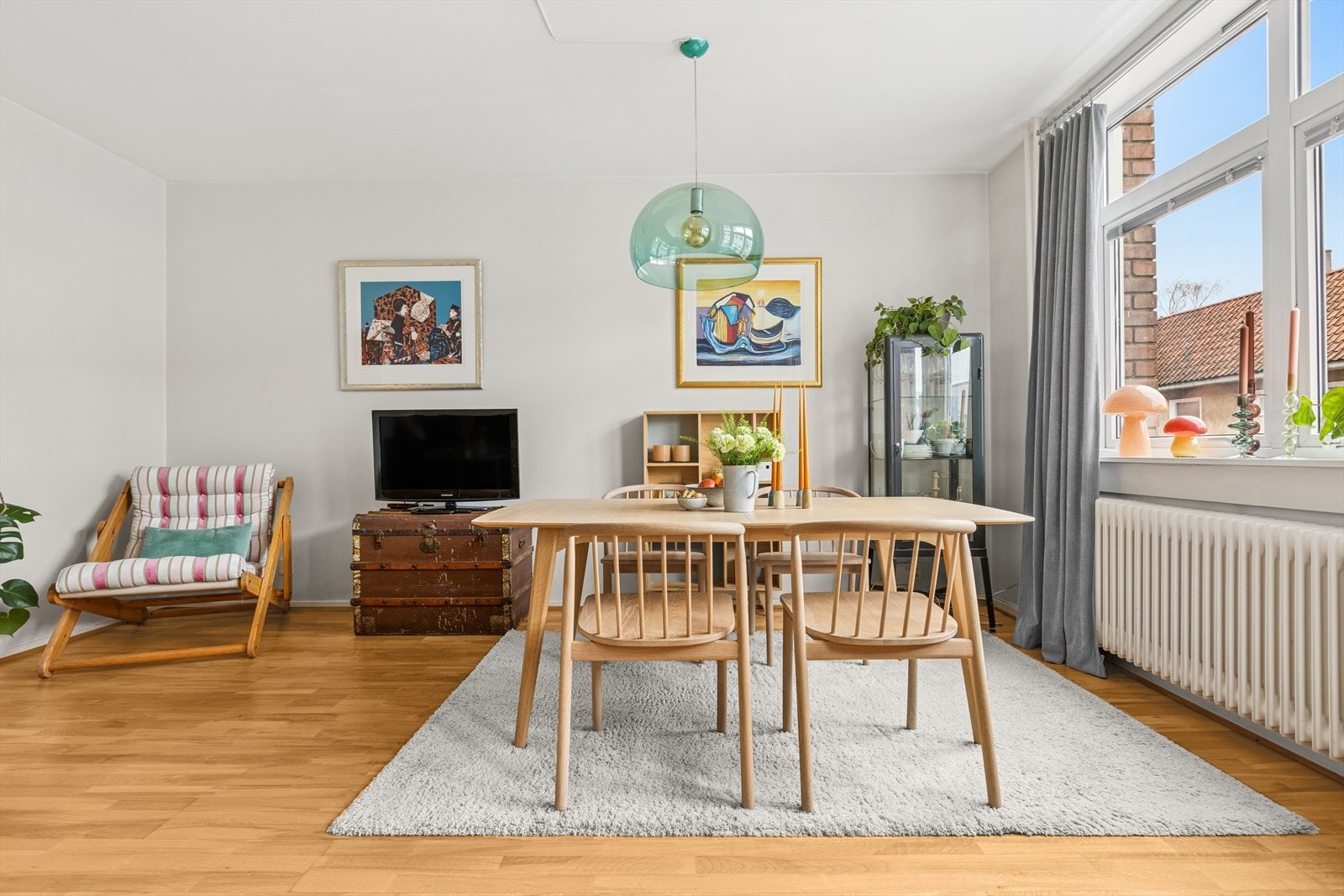 Innbydende standard med slette lysmalte overflater og listefrie overganger mellom vegg og tak Galleribilde