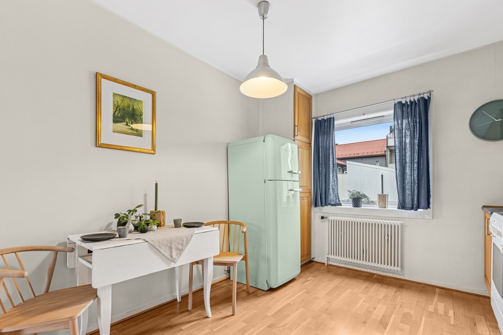 Hvitevarene medfølger og består av oppvaskmaskin, komfyr og kombiskap kjøl/frys Galleribilde