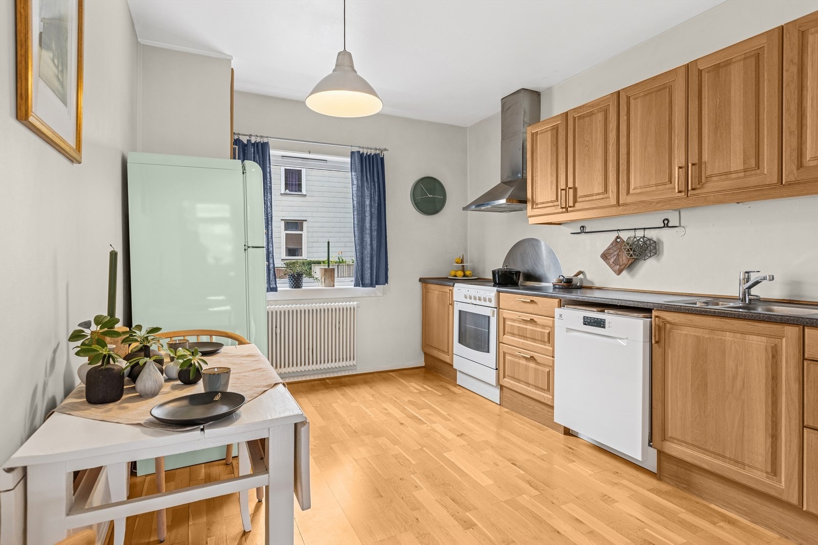 Her får du godt med skap- og benkeplass- I tillegg får du plass til kjøkkenbord Galleribilde