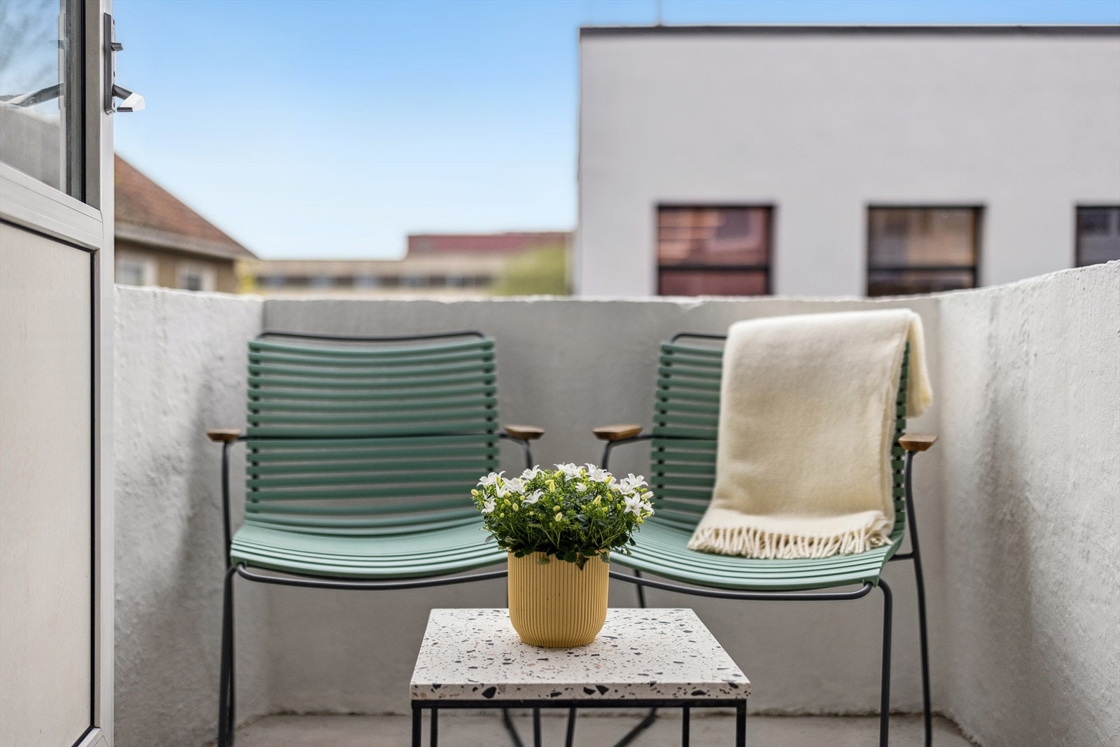 En får fint plass til et par stoler og et lite bord på balkongen - Hrfra nyter du gode solforhold Galleribilde