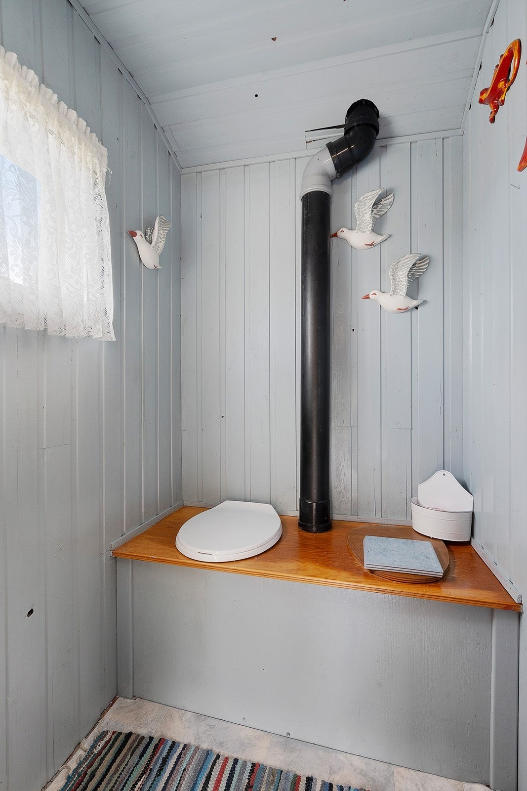 Anneks med utedo. Galleribilde