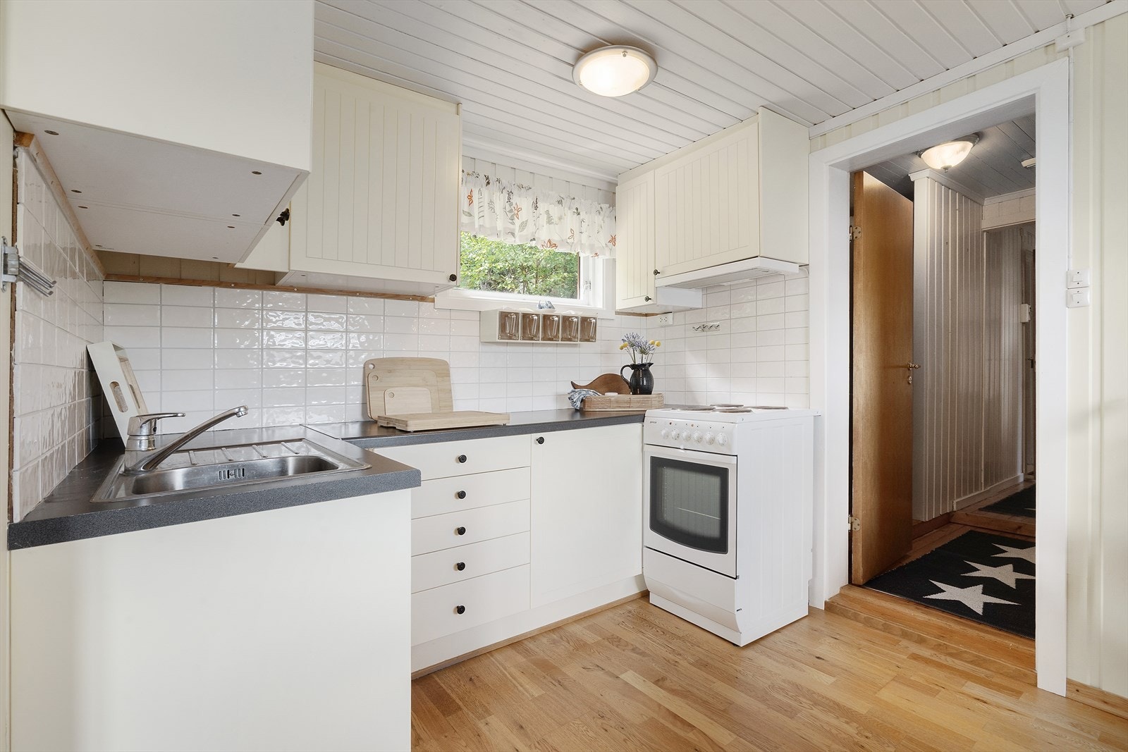 Kjøkken ligger praktisk til med åpen løsning mot stuen. Galleribilde