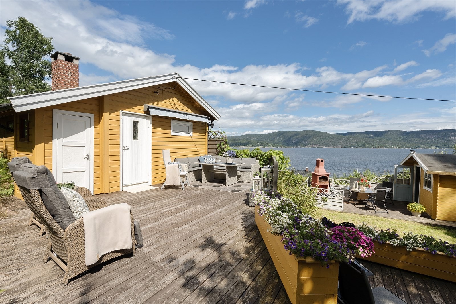 Hytten har en meget attraktiv beliggenhet rett i nærheten av Drammensfjorden med badestrand i umiddelbar nærhet. Galleribilde