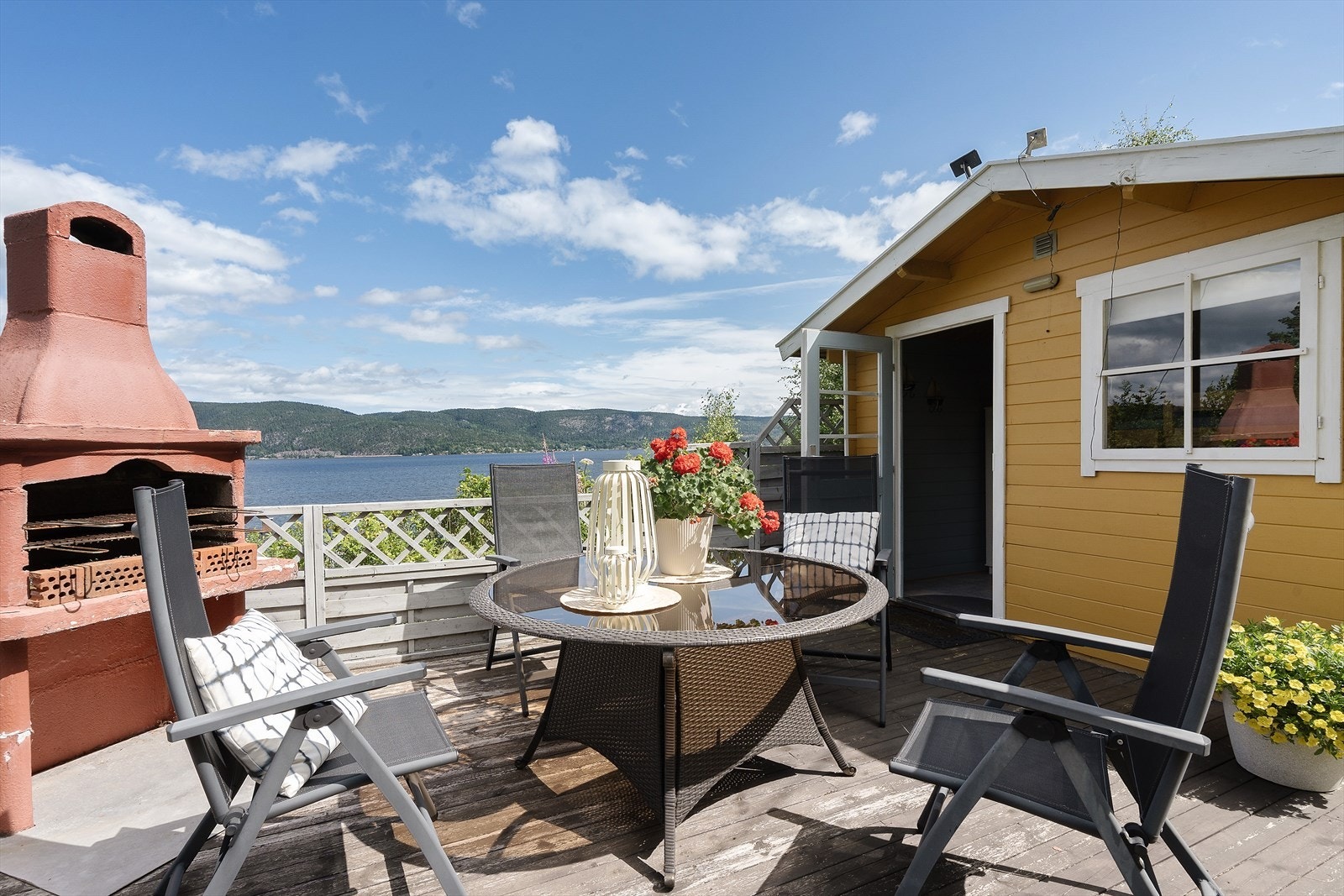 En fritidseiendom i flotte omgivelser og fantastisk utsikt. Galleribilde