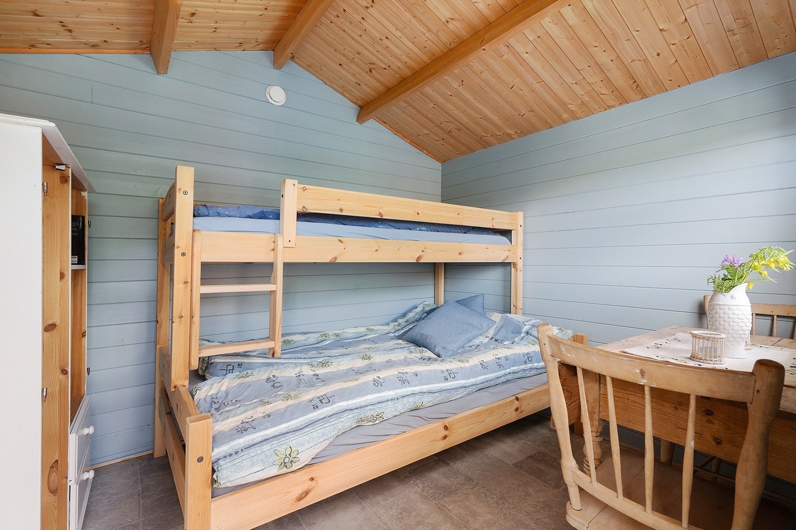 God plass til seng og tilhørende møblement. Galleribilde