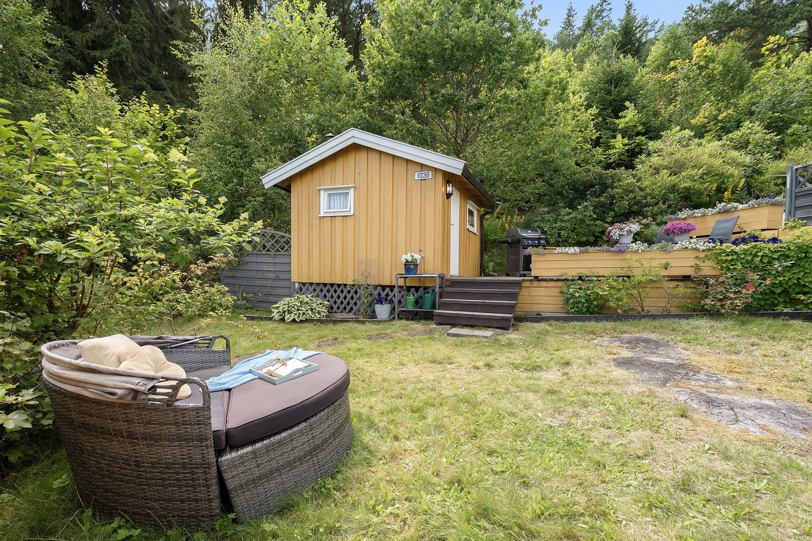 Fin og god hageplass med rom for avslapping og aktiviteter Galleribilde