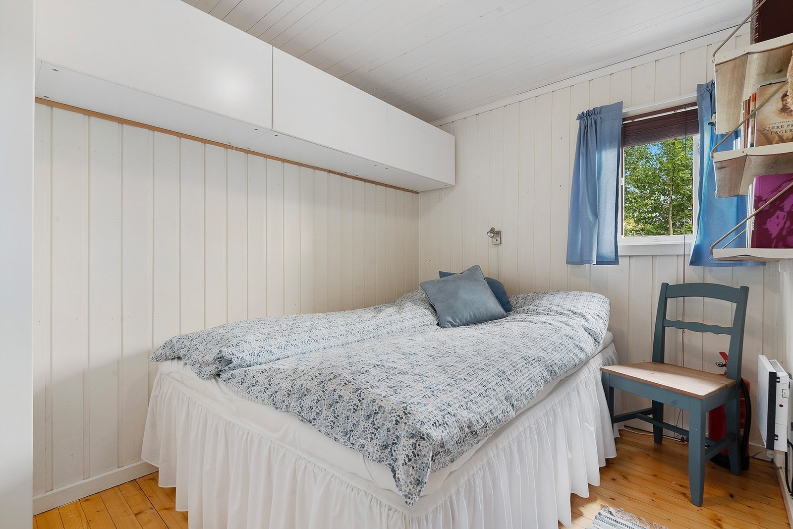 Romslig soverom med plass til dobbeltseng og tilhørende møblement. Galleribilde