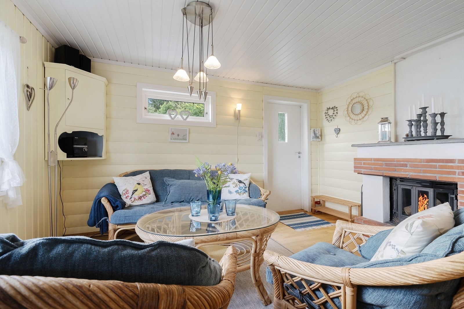 Sentralt i stuen er det peis som varmer godt og sørger for hyggelig stemning. Galleribilde