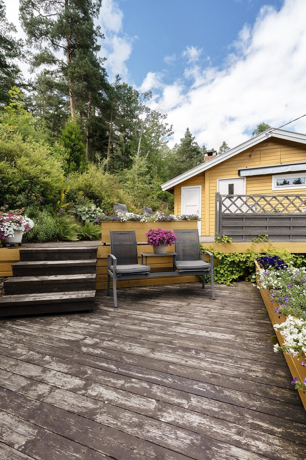 Fra hytten er der kort vei til Jordfallbukta båtplass med muligheter for å søke båtplass for større båt. Galleribilde