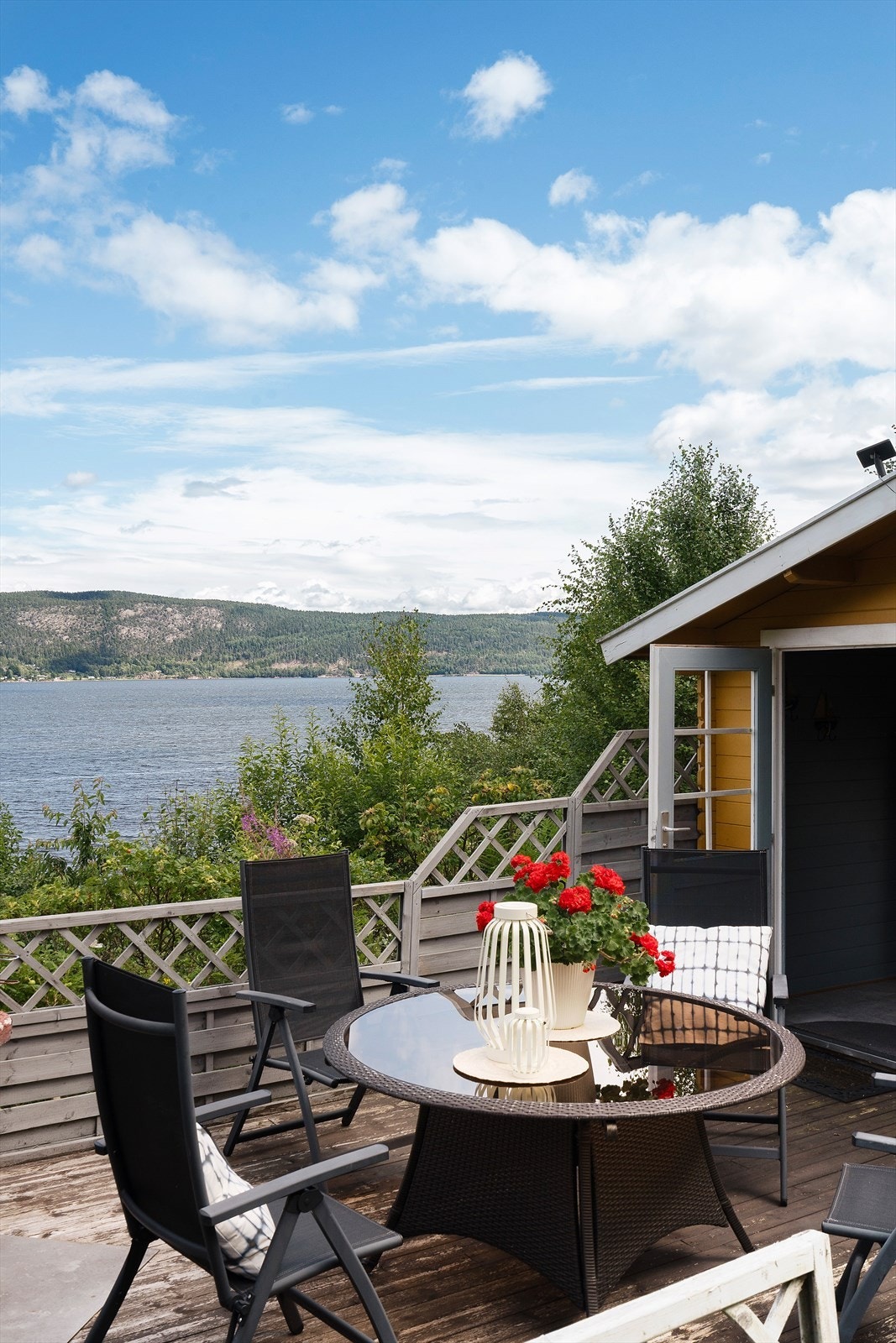 Godt med plass for møblement, grill eller solseng! Galleribilde