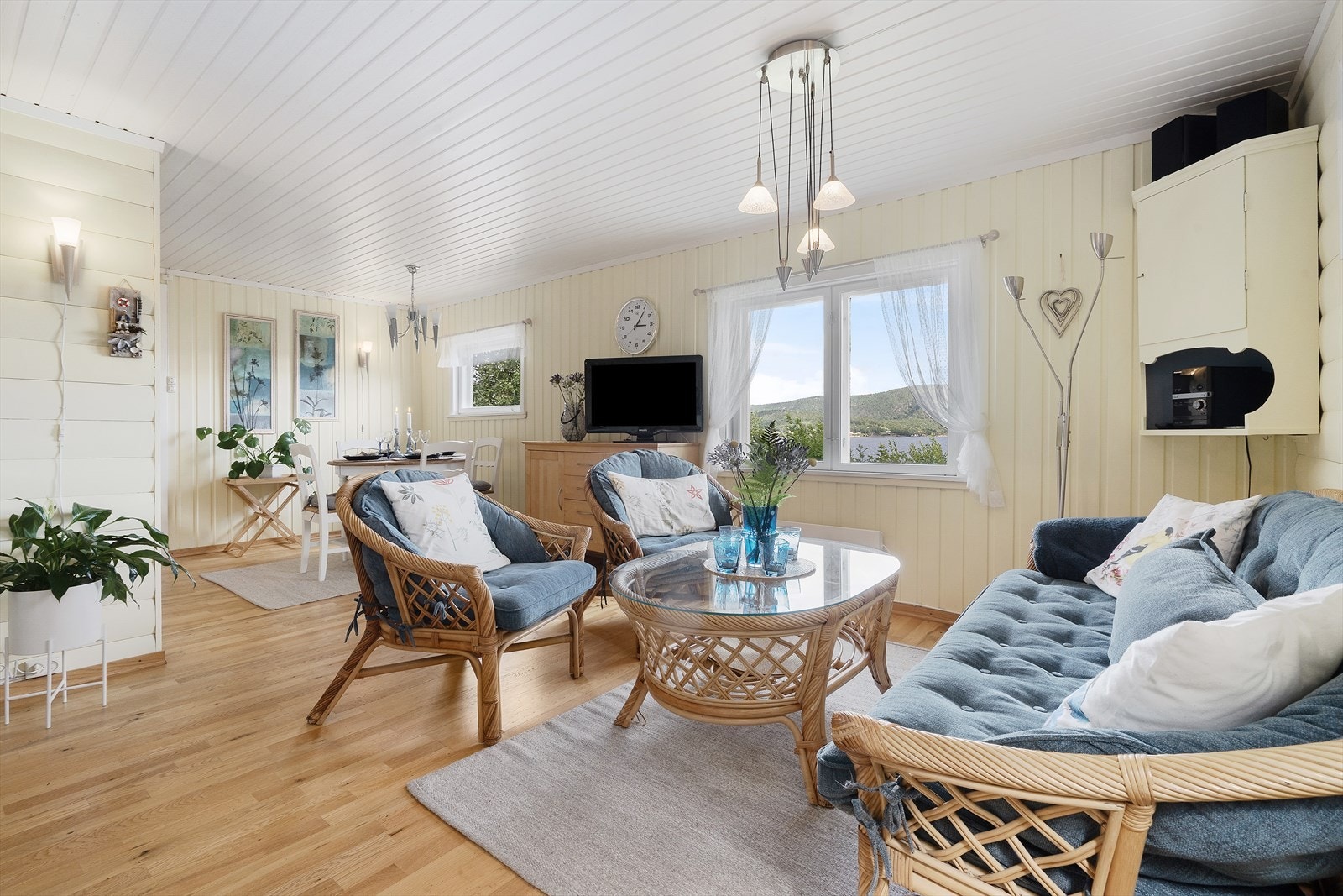 Stuen er romslig med god plass til sofa, spisebord og tilhørende møblement. Galleribilde