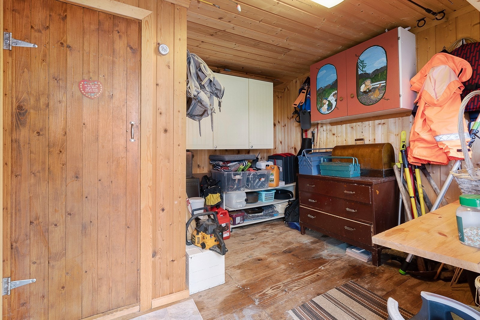Videre er det gode oppbevaringsmuligheter i annekset. Galleribilde