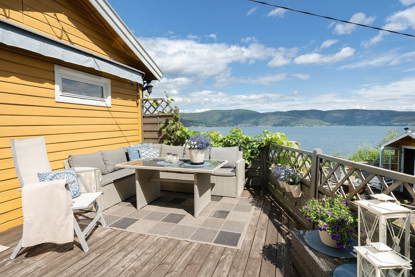 Her kan man virkelig nyte livet fra en fantastisk terrasse ut mot fjorden i solskinnet, og nyte sommeratmosfæren. Galleribilde