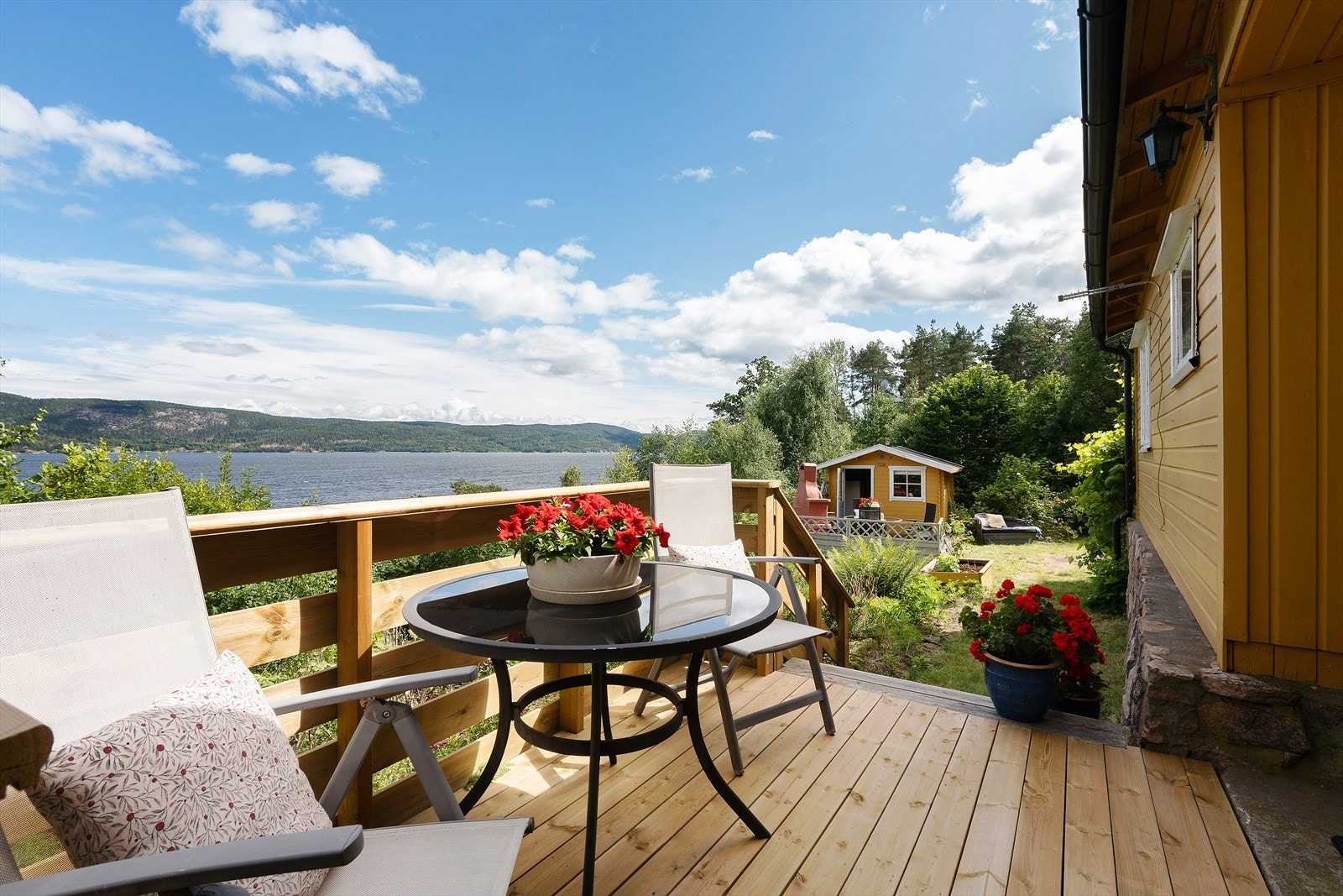 Hytten ligger fint til i høyden og har pent opparbeidet utearealer. Galleribilde