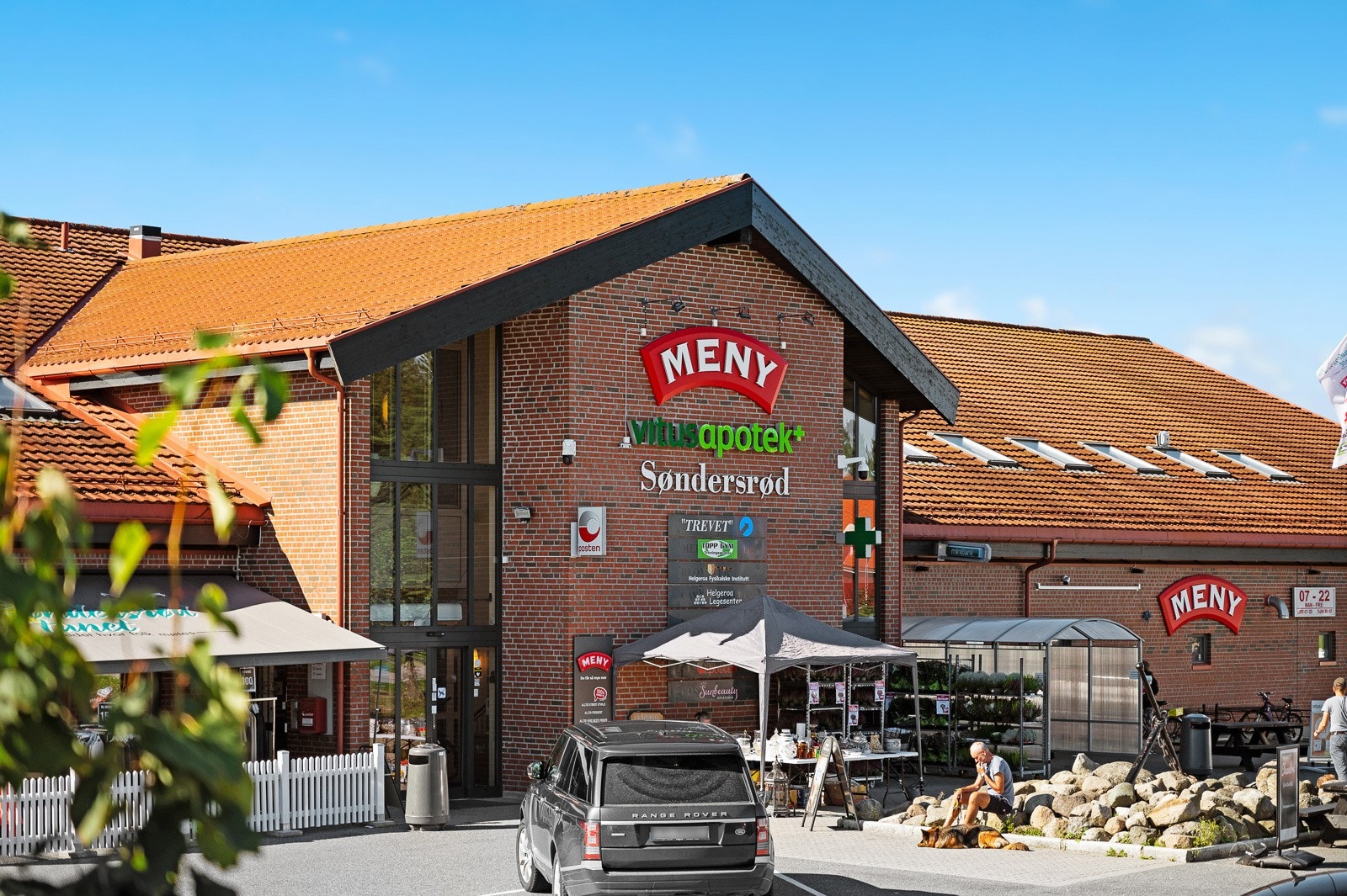 Søndersrødtunet gir deg en av distriktes beste matbutikker, samt klesbutikk, apotek mv Galleribilde