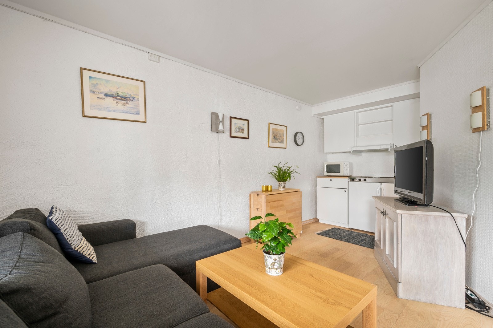 I tilknytning til stuen er det et te-kjøkken Galleribilde