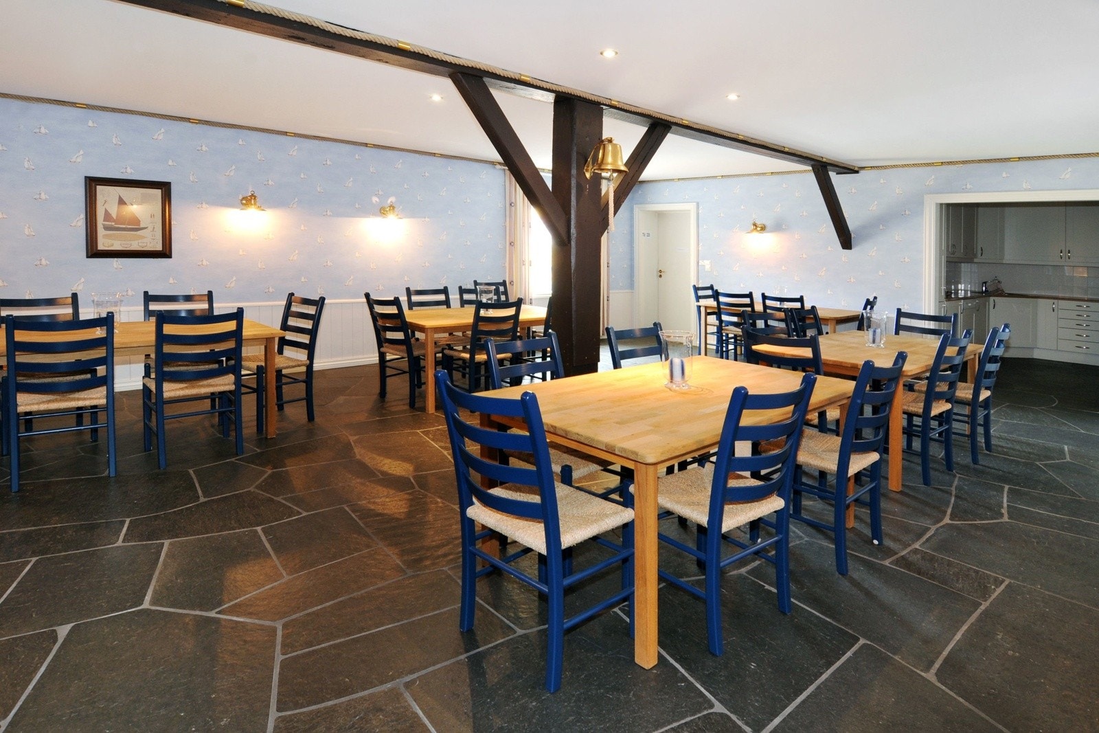 Felles spisestue med kjøkken og alt utstyr - her kan du ha hyggelige stunder med venner og gode naboer Galleribilde