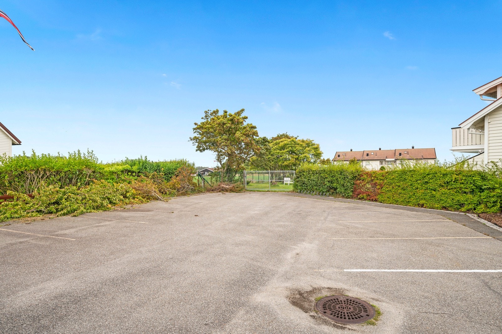 Det er to romslige parkeringer på sameiets tomt Galleribilde