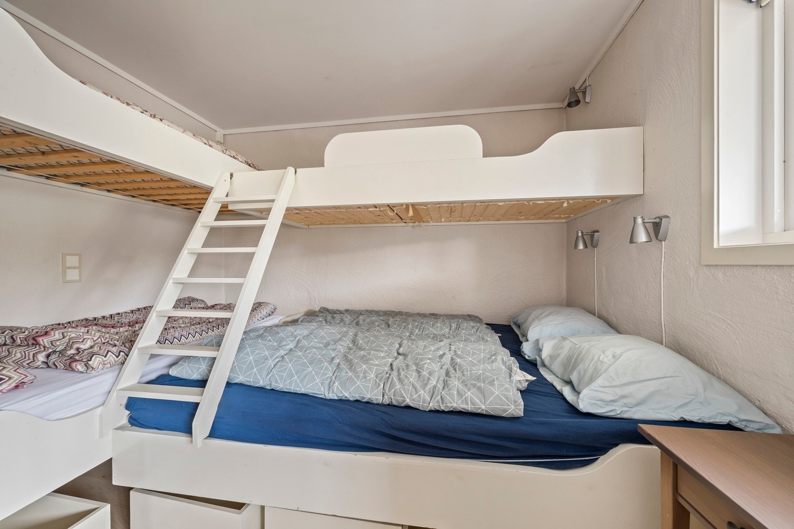 Sovealkoven er godt utnyttet med flere sengeplasser Galleribilde