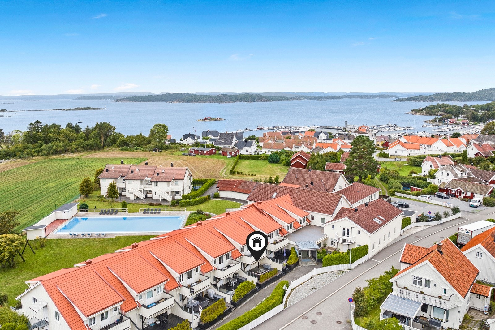 Leiligheten ligger midt i smørøyet, bare en liten rusletur unna Helgeroa Marina Galleribilde