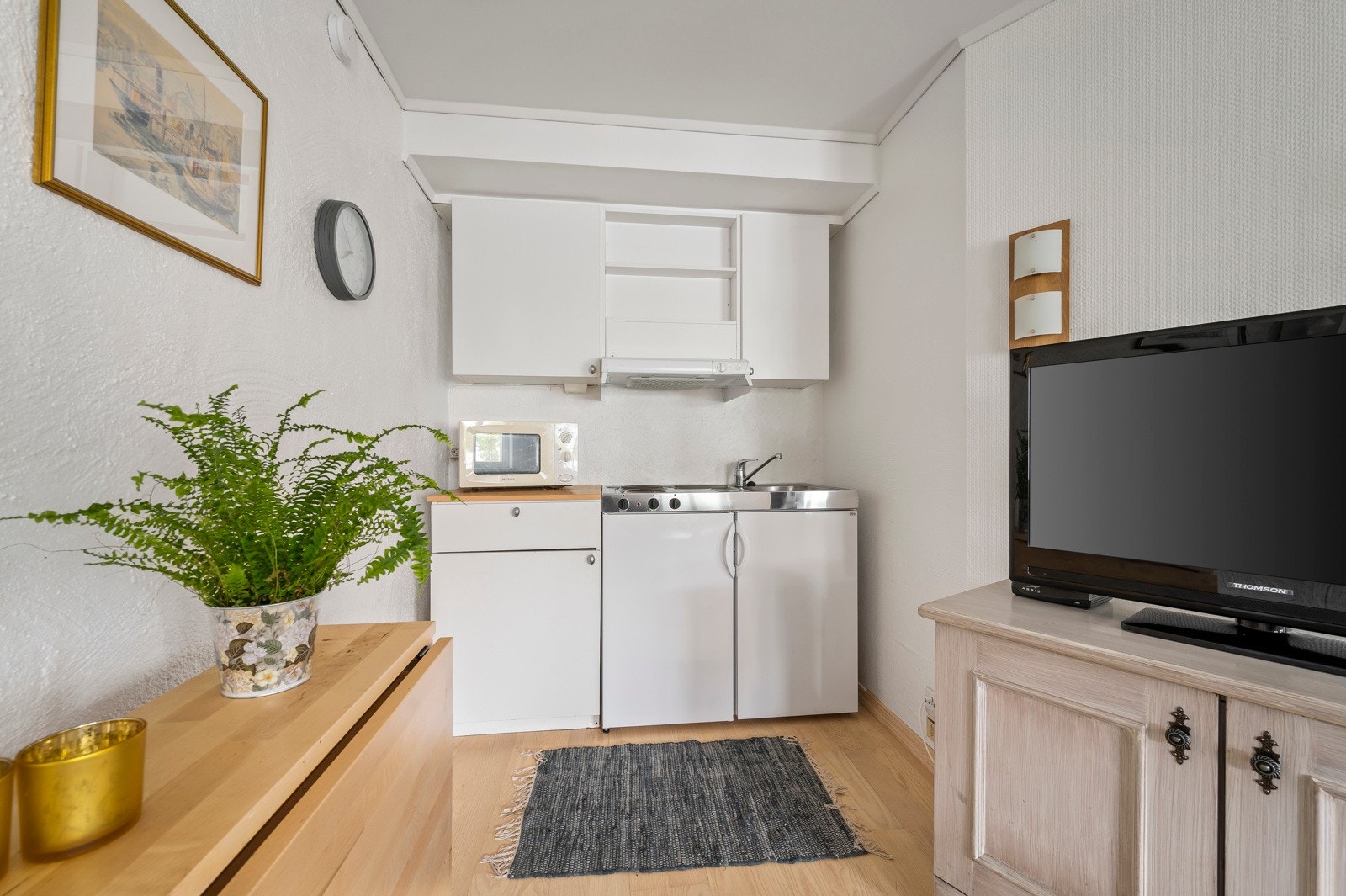 Her har du kjøleskap, koketopp og oppbevaring i skap Galleribilde