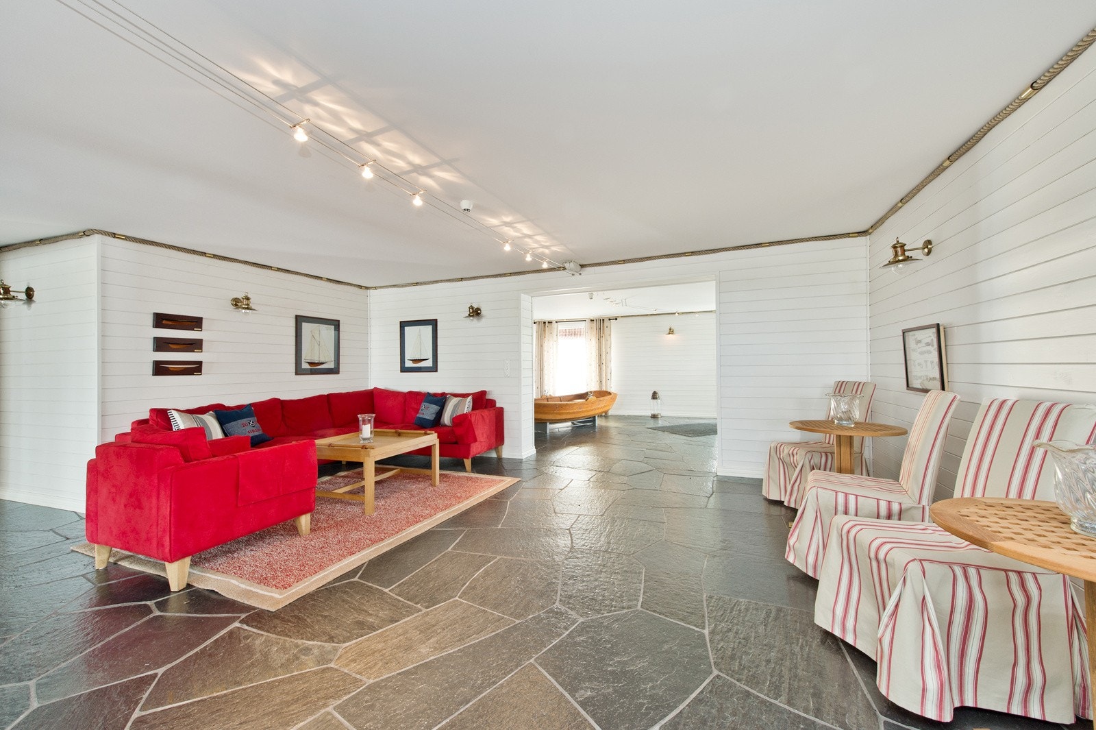 Sameiet har flotte fellesarealer med flere sittegrupper Galleribilde