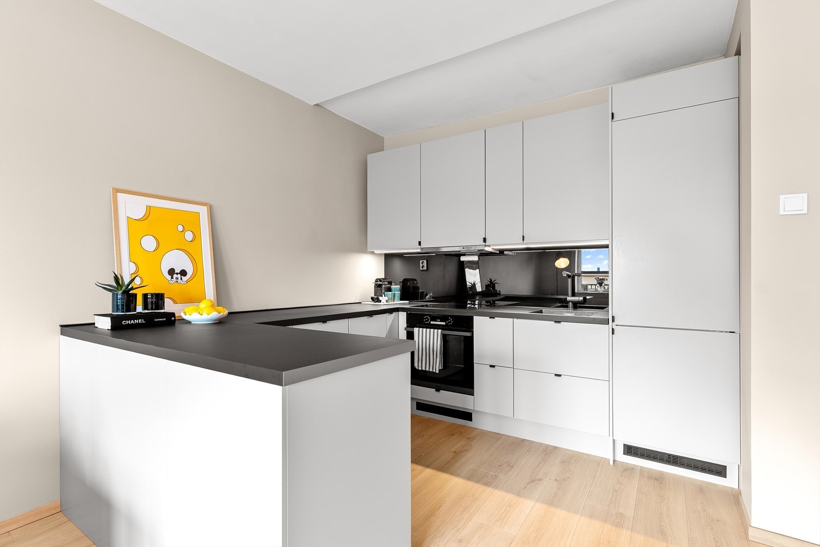 Leiligheten har ny kjøkkeninnredning fra 2021 med rikelig skap- og benkeplass. Galleribilde