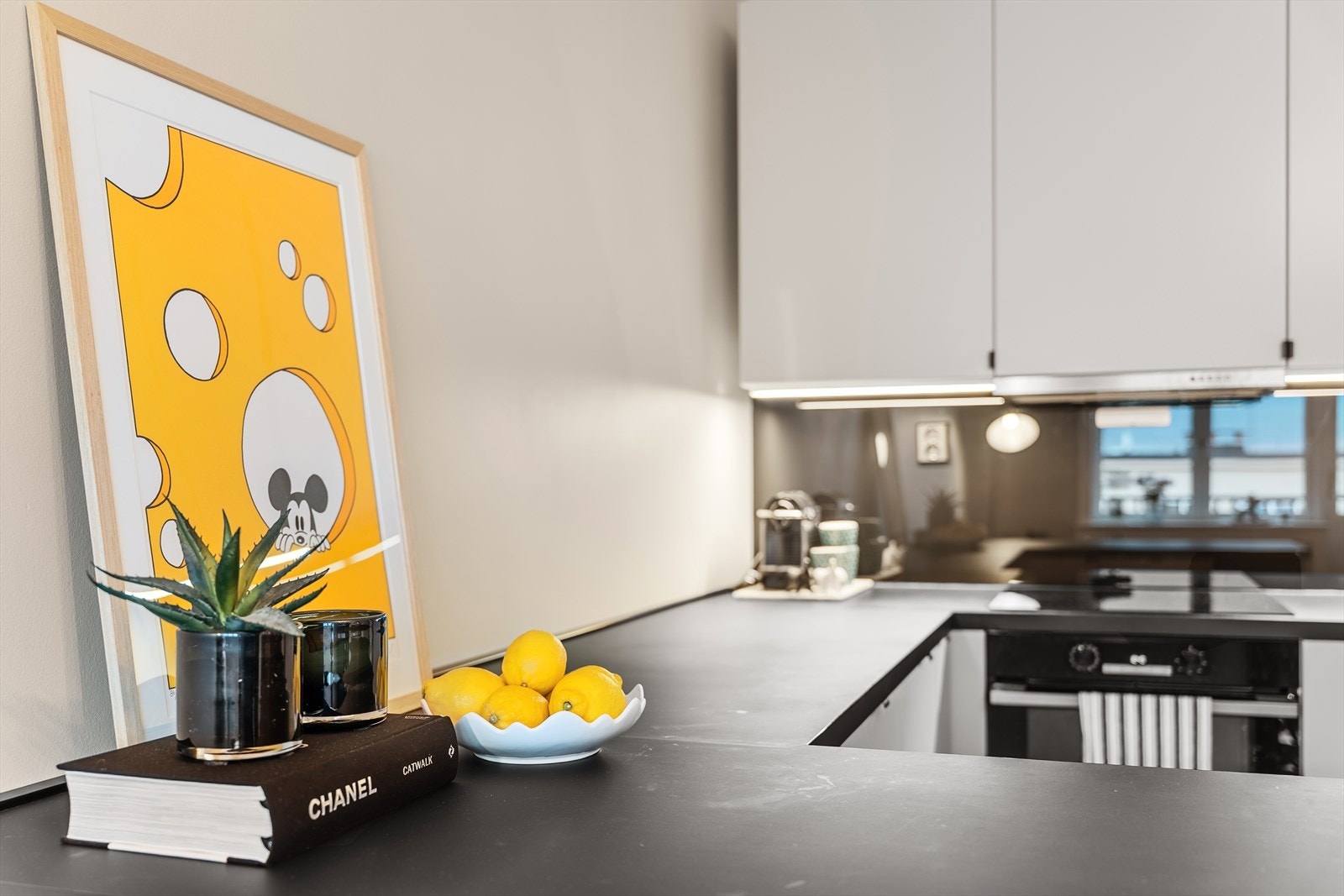 Halvøya gir ekstra arbeidsflate og fungerer som et naturlig skille mot stuen. Galleribilde