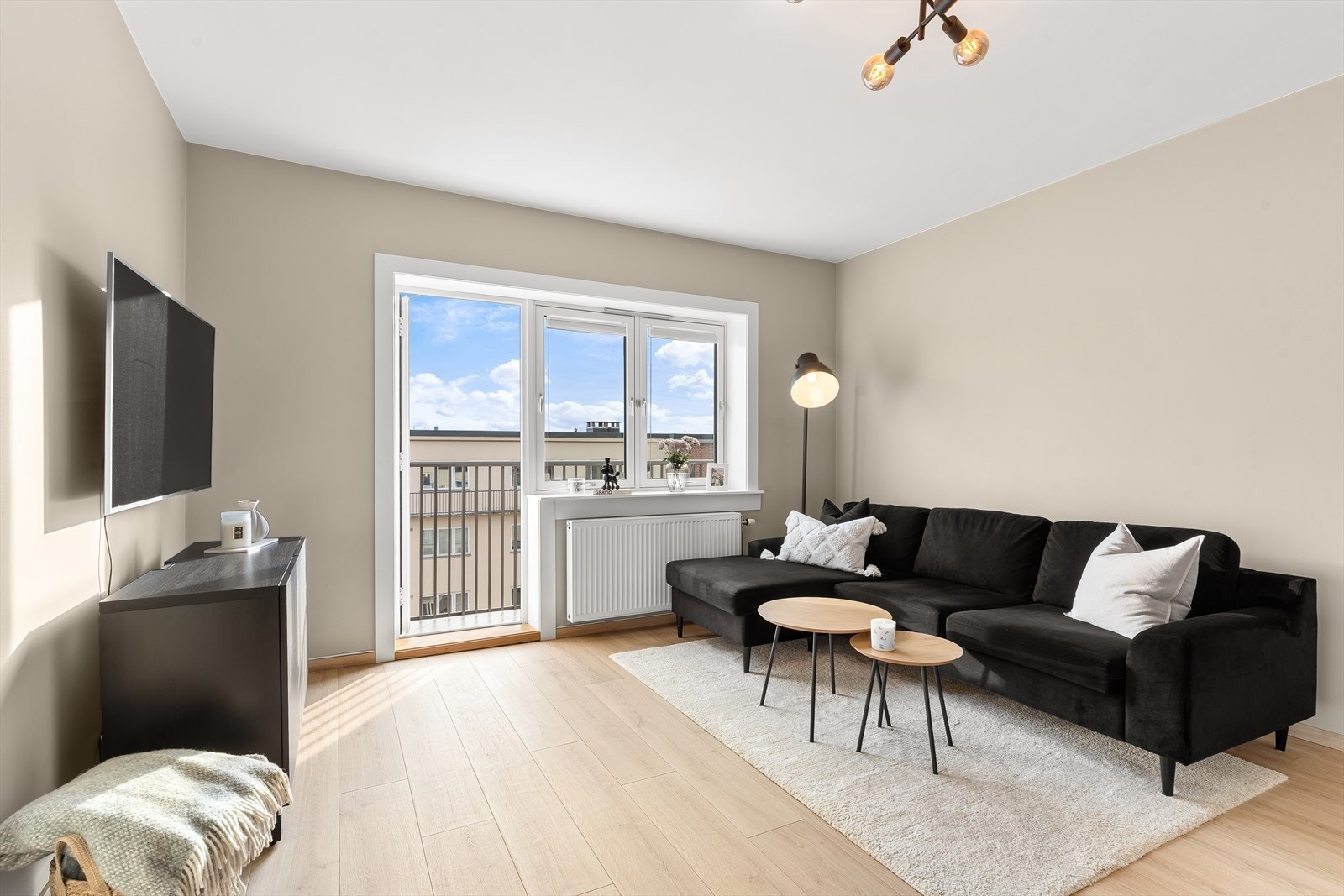 Moderne 3-roms leilighet med god planløsning og en herlig balkong med gode solforhold. I følge selger er det sol fra ca 12:00 til 21:00 på sommerstid. Galleribilde