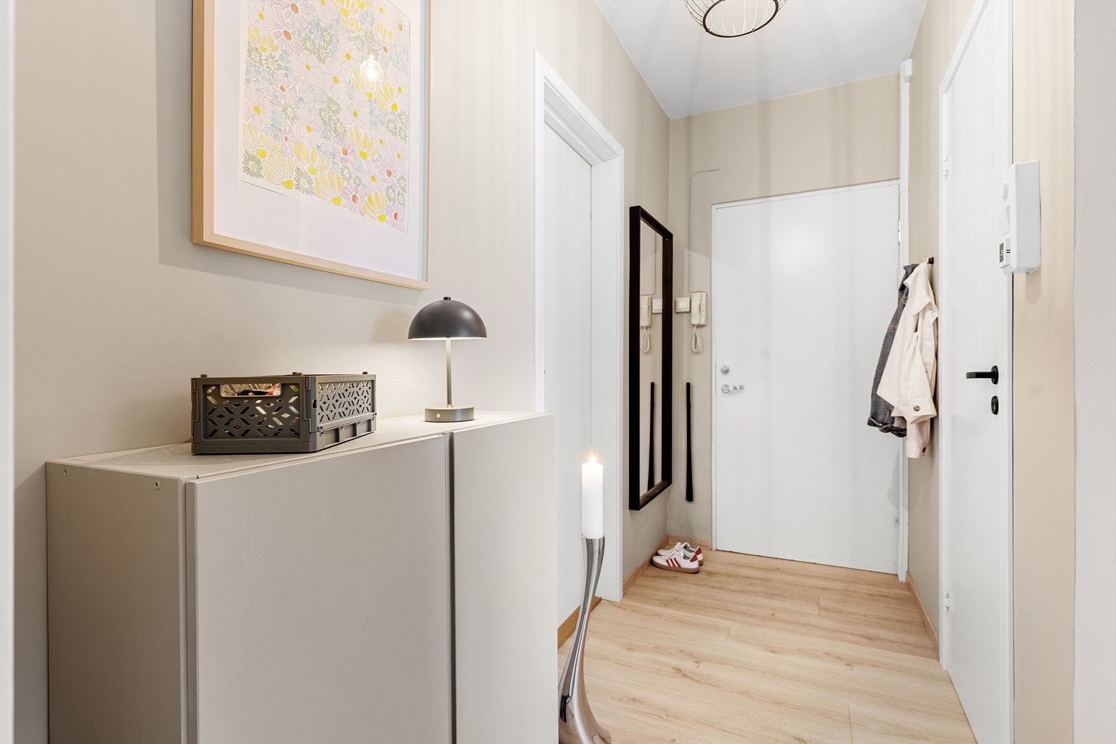 Velkommen inn i en lys entré som gir et godt førsteinntrykk av boligen. Galleribilde