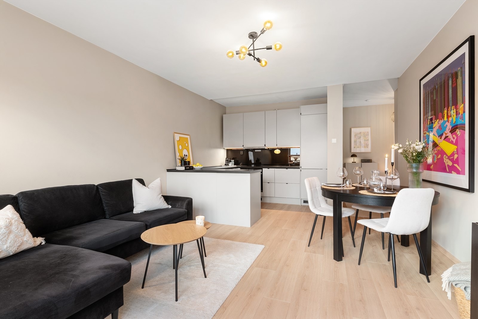 Den gode planløsningen gir en luftig romfølelse og fleksible møbleringsmuligheter. Galleribilde