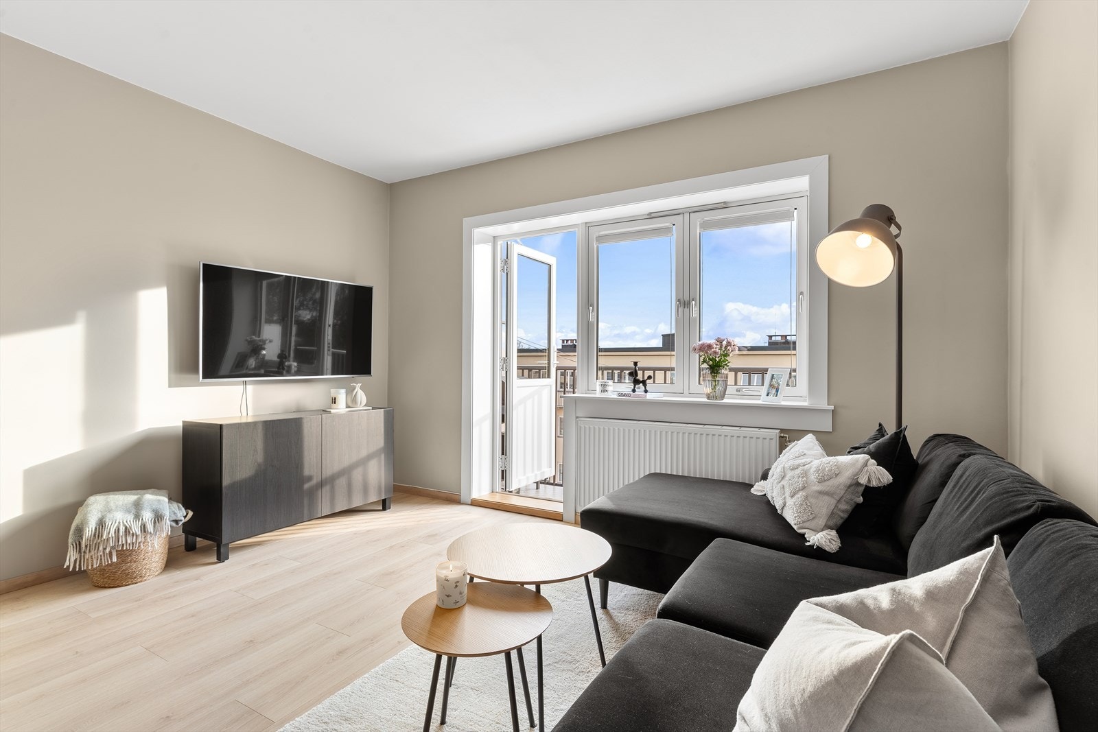 Fra stuen er det direkte utgang til balkongen som gir en forlengelse av stuen på varme dager. Galleribilde