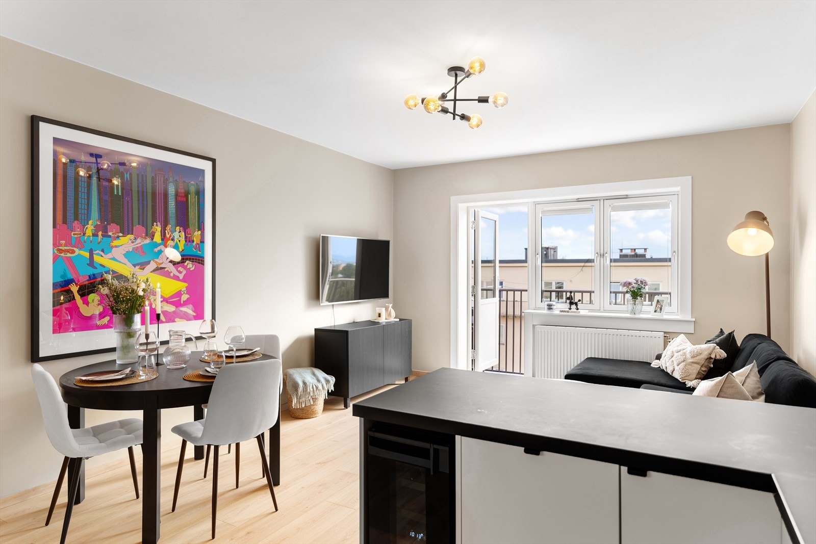 Her er det plass til sofagruppe, mediemøblement og spisegruppe. Galleribilde