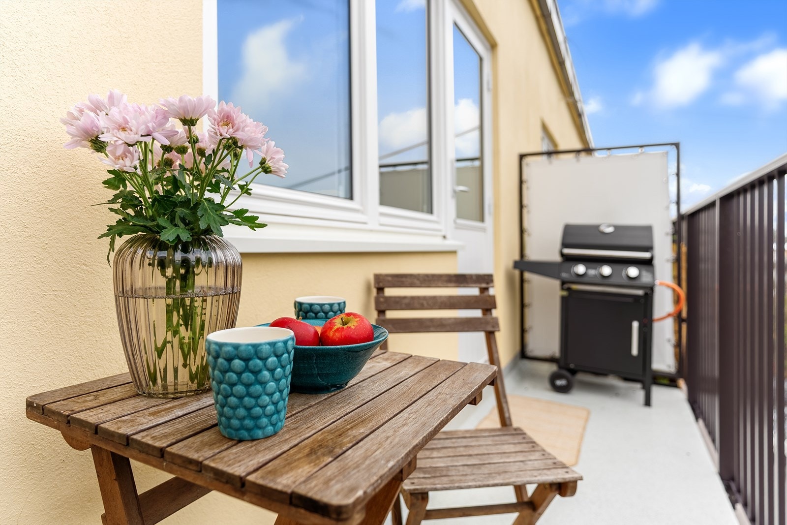 Balkongen oppleves privat, da den ligger høyt og fritt og har god plass til sittegruppe og grill. Galleribilde