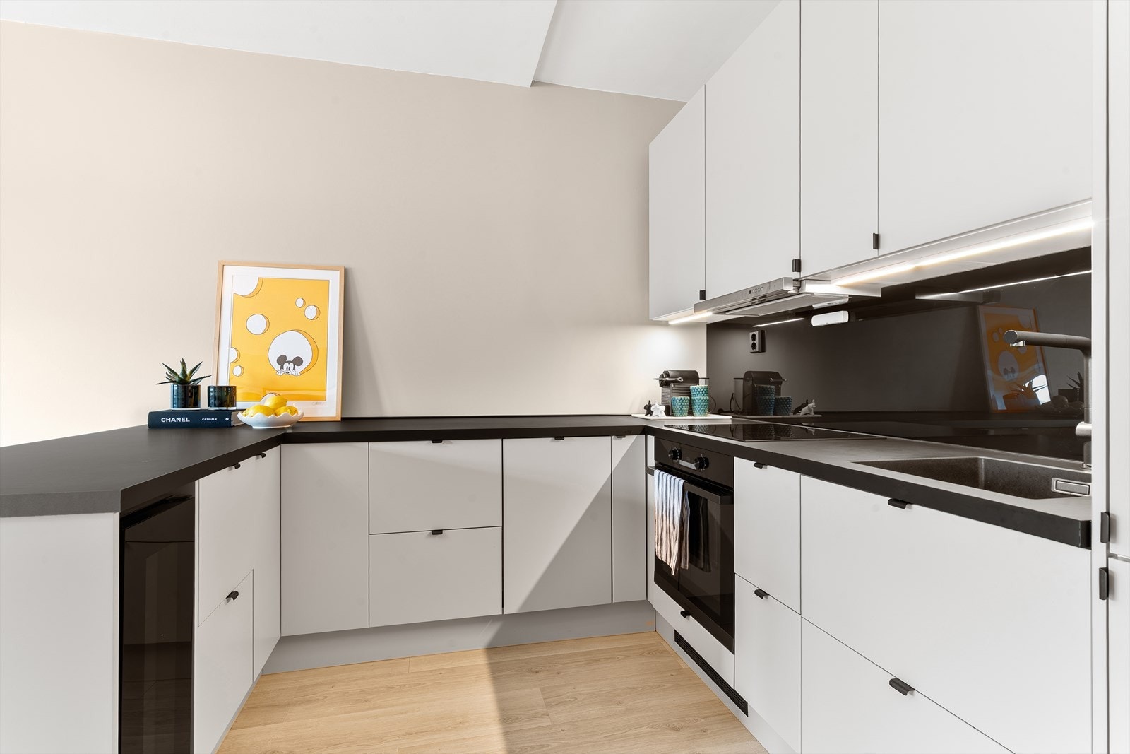 Integrerte hvitevarer i form av induksjonstopp, stekeovn, kombiskap (kjøl/frys) og 45 cm oppvaskmaskin. Galleribilde