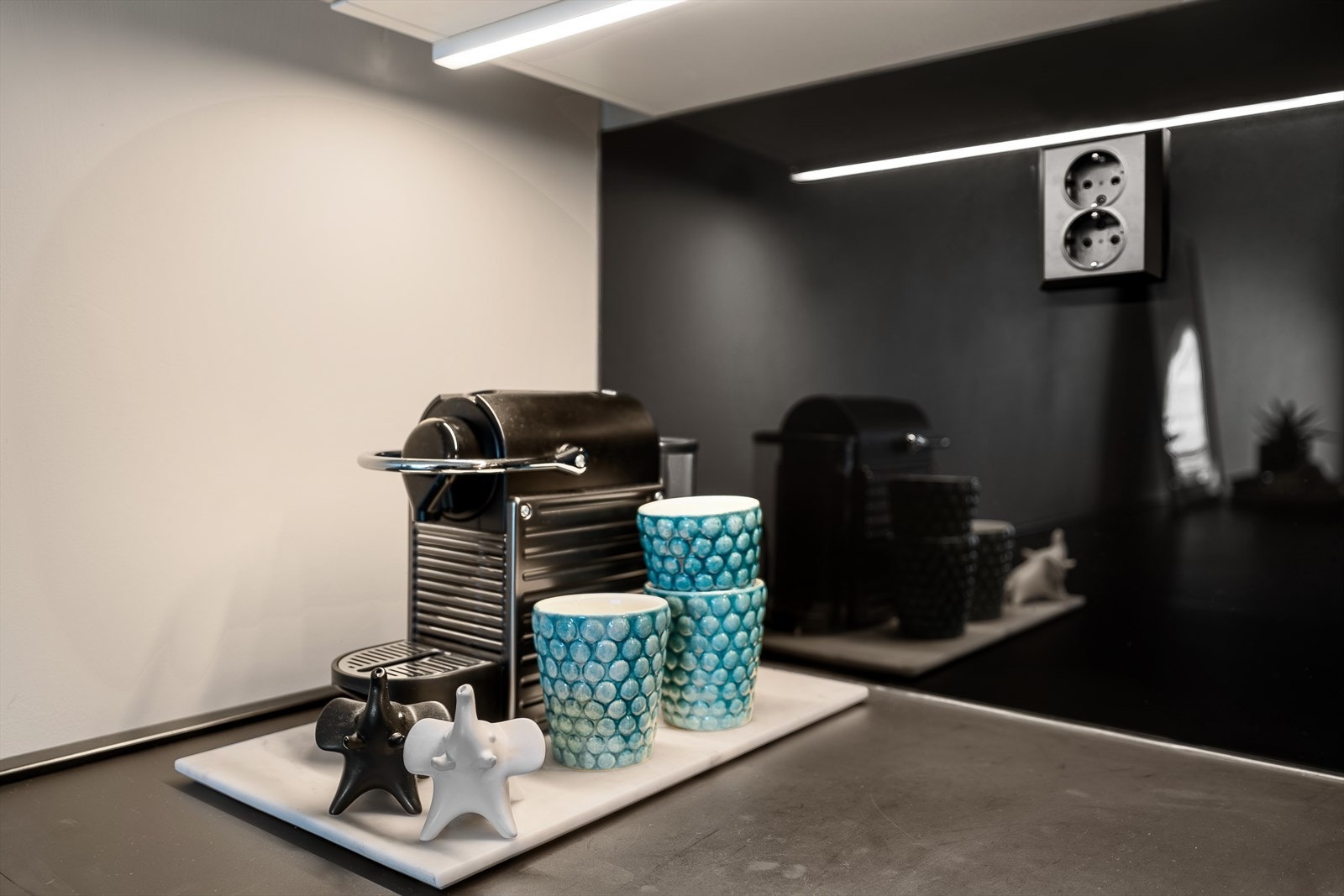 Praktiske detaljer som belysning under overskapene og lettstelt glassplate over benken. Galleribilde