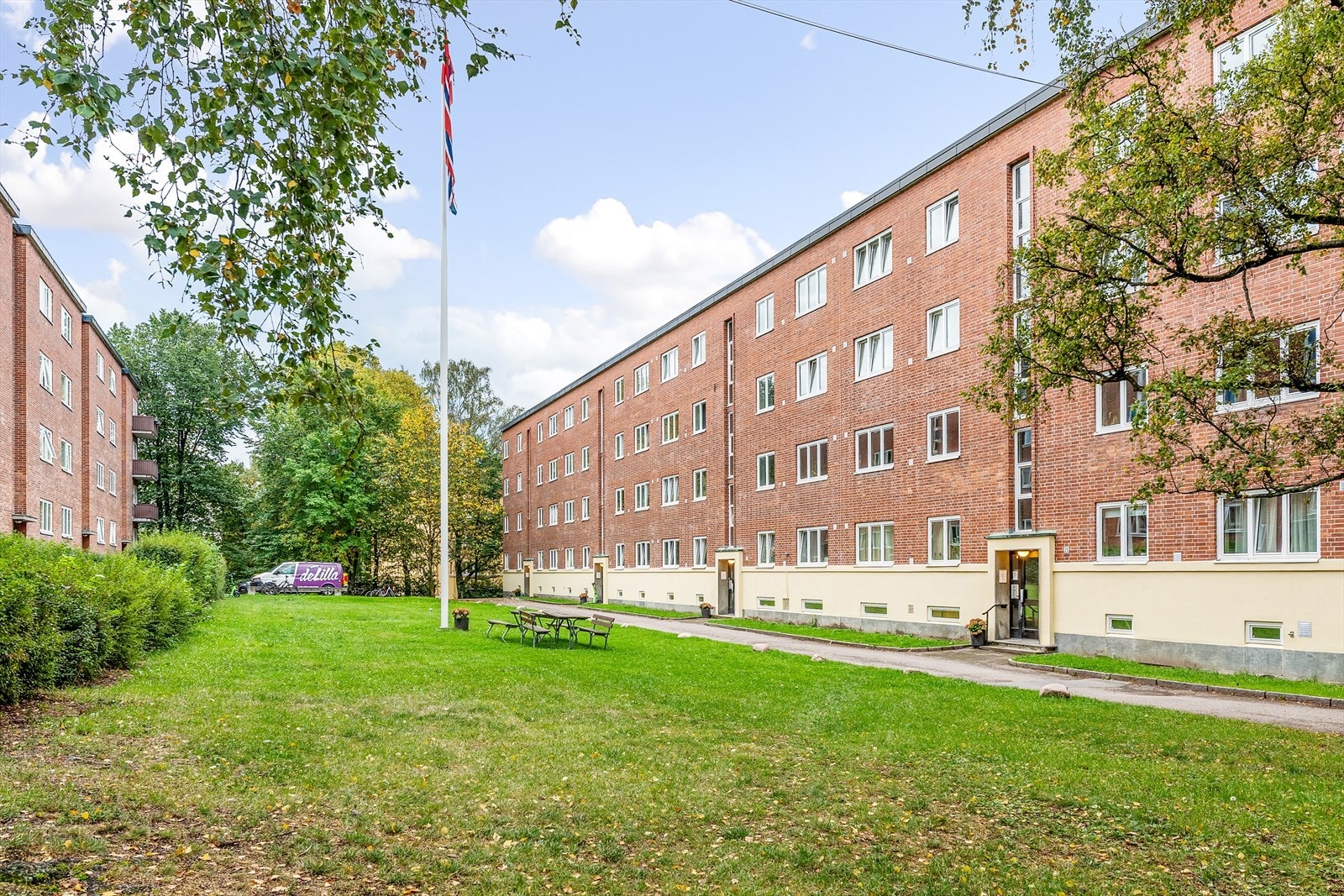 Eiendommen har store, grønne fellesarealer som er pent opparbeidet med plen og beplantning. For ca. 2 år siden ble hele taket byttet på blokka. Galleribilde